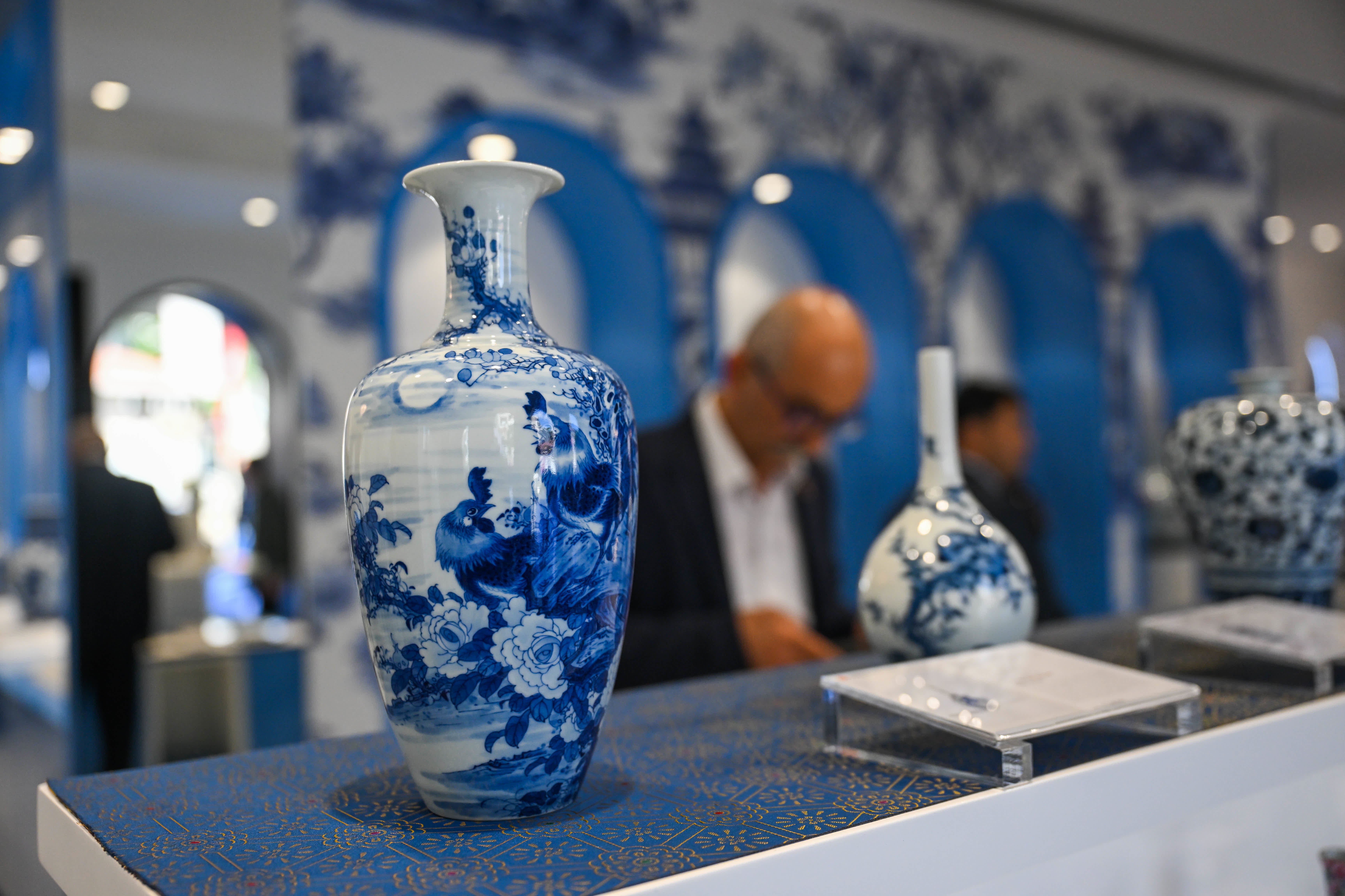 這是5月31日在土耳其伊斯坦布爾景德鎮(zhèn)陶瓷官方旗艦店內(nèi)拍攝的中國瓷器。（新華社）