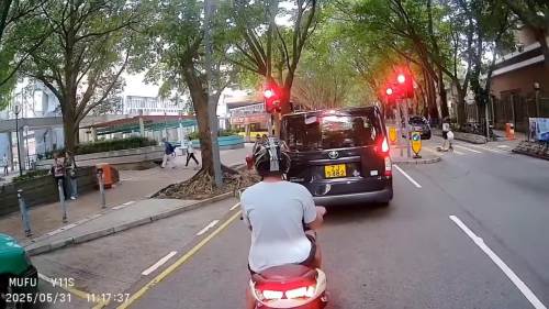 (有片)好人好事︱上水拐杖婦倒地 兩鐵騎士神同步停車攙扶