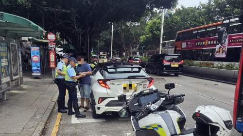 警尖沙咀「放蛇」打擊白牌車 扣2車拘非法載客取酬2司機