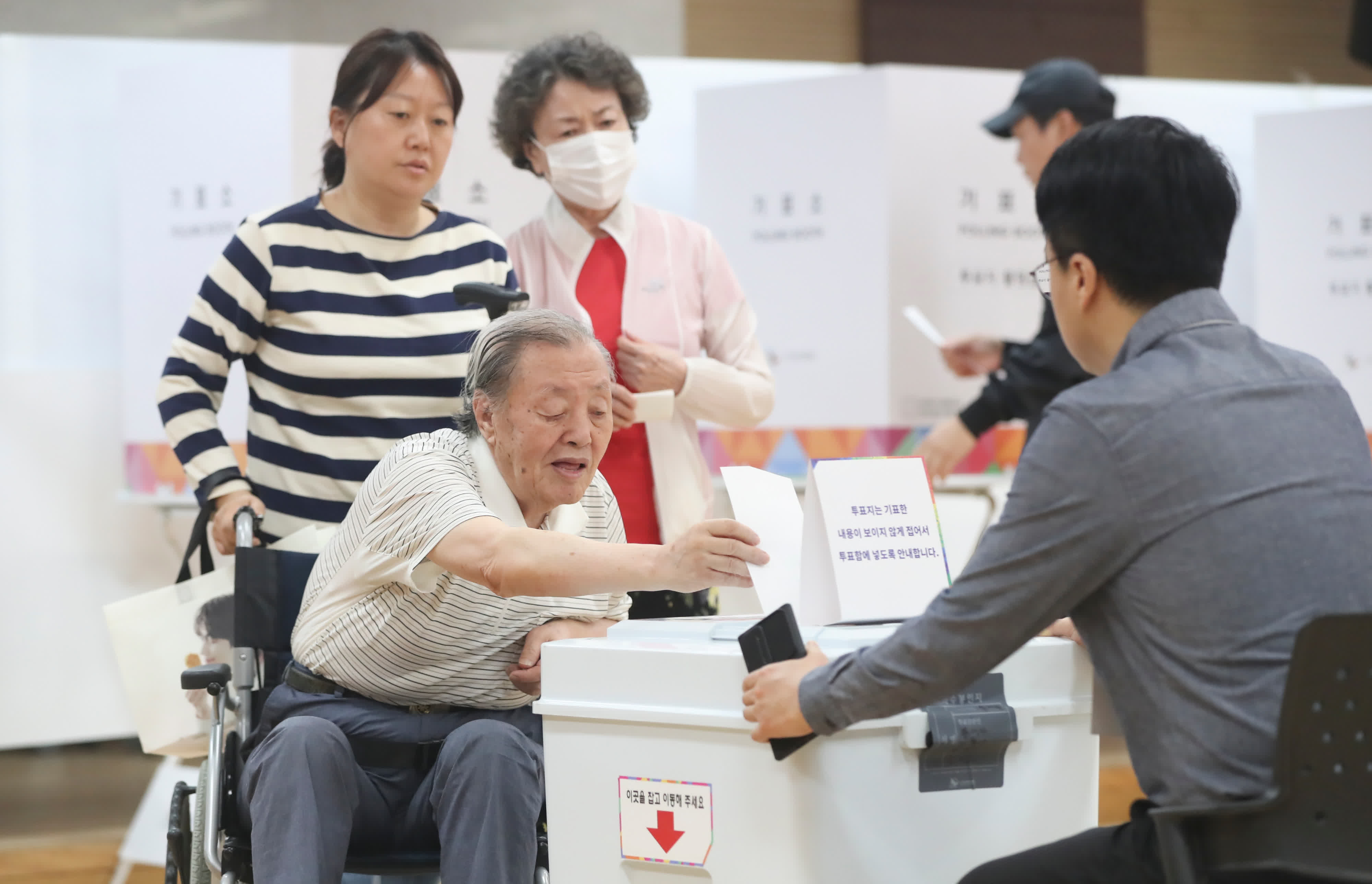 6月3日，韓國選民在首爾一處投票站投票。新華社