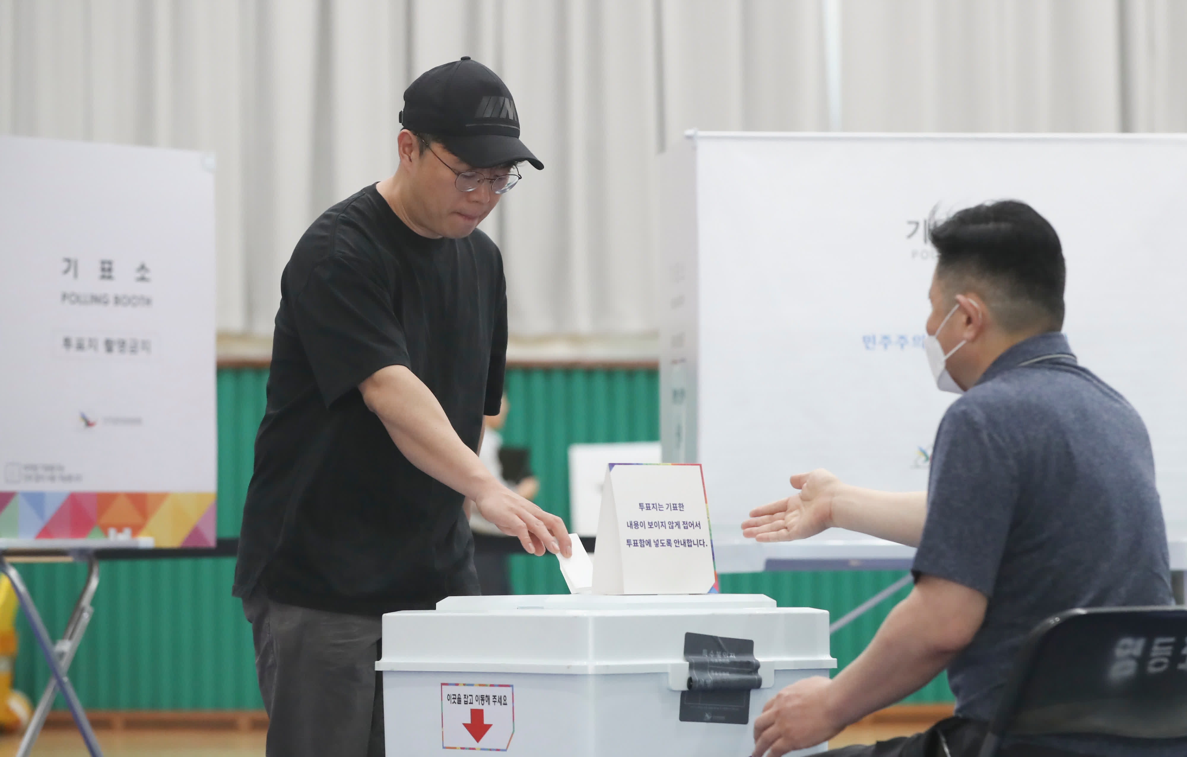 6月3日，韓國選民在首爾一處投票站投票。新華社