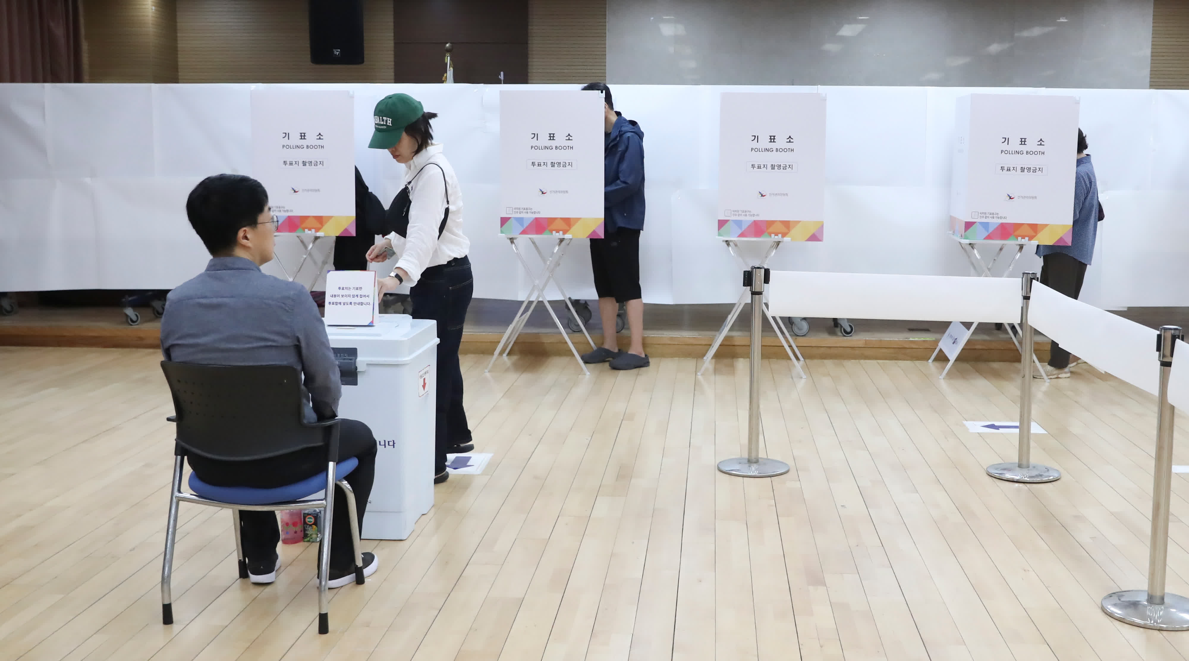 6月3日，韓國選民在首爾一處投票站投票。新華社
