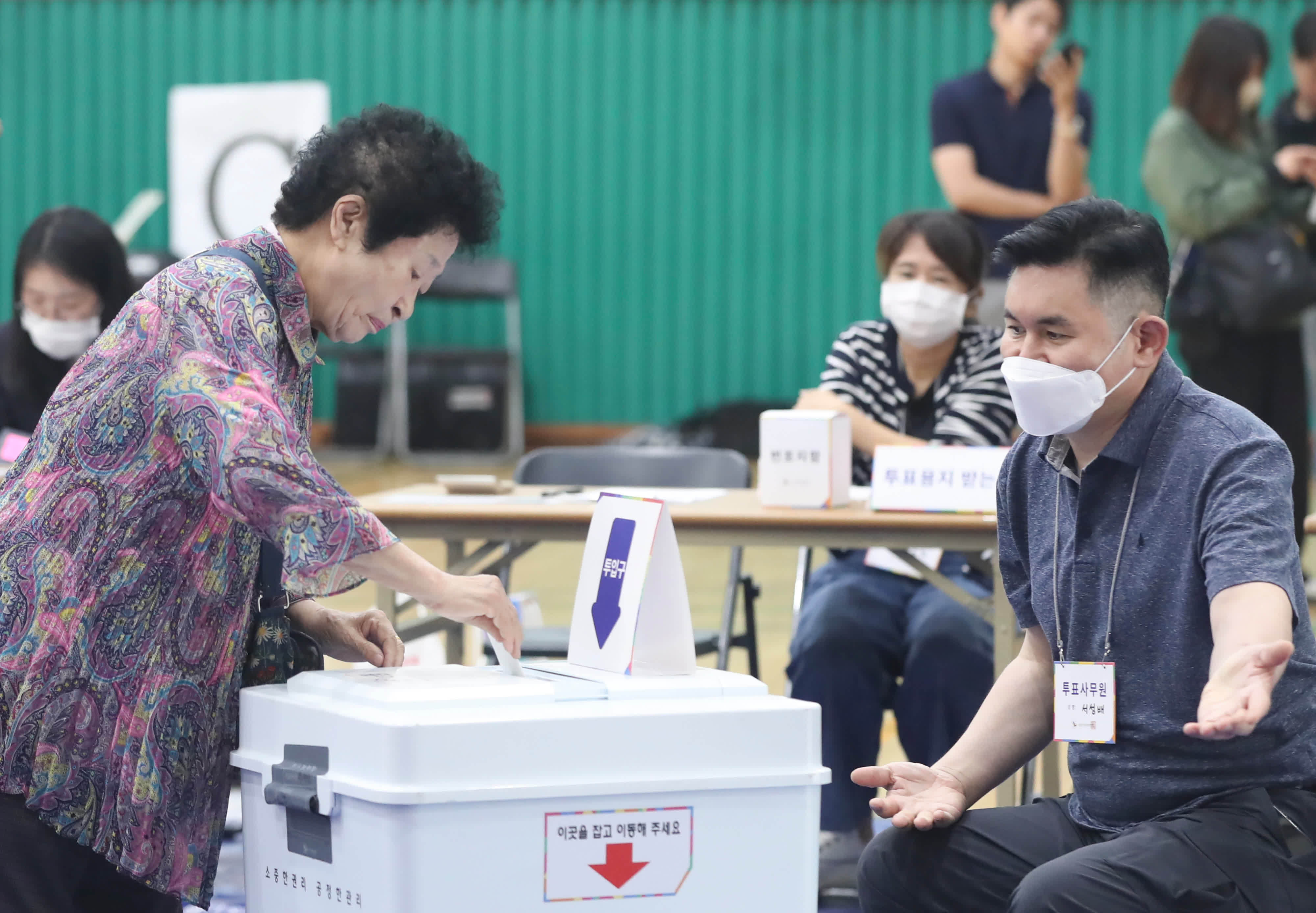 6月3日，韓國選民在首爾一處投票站投票。新華社
