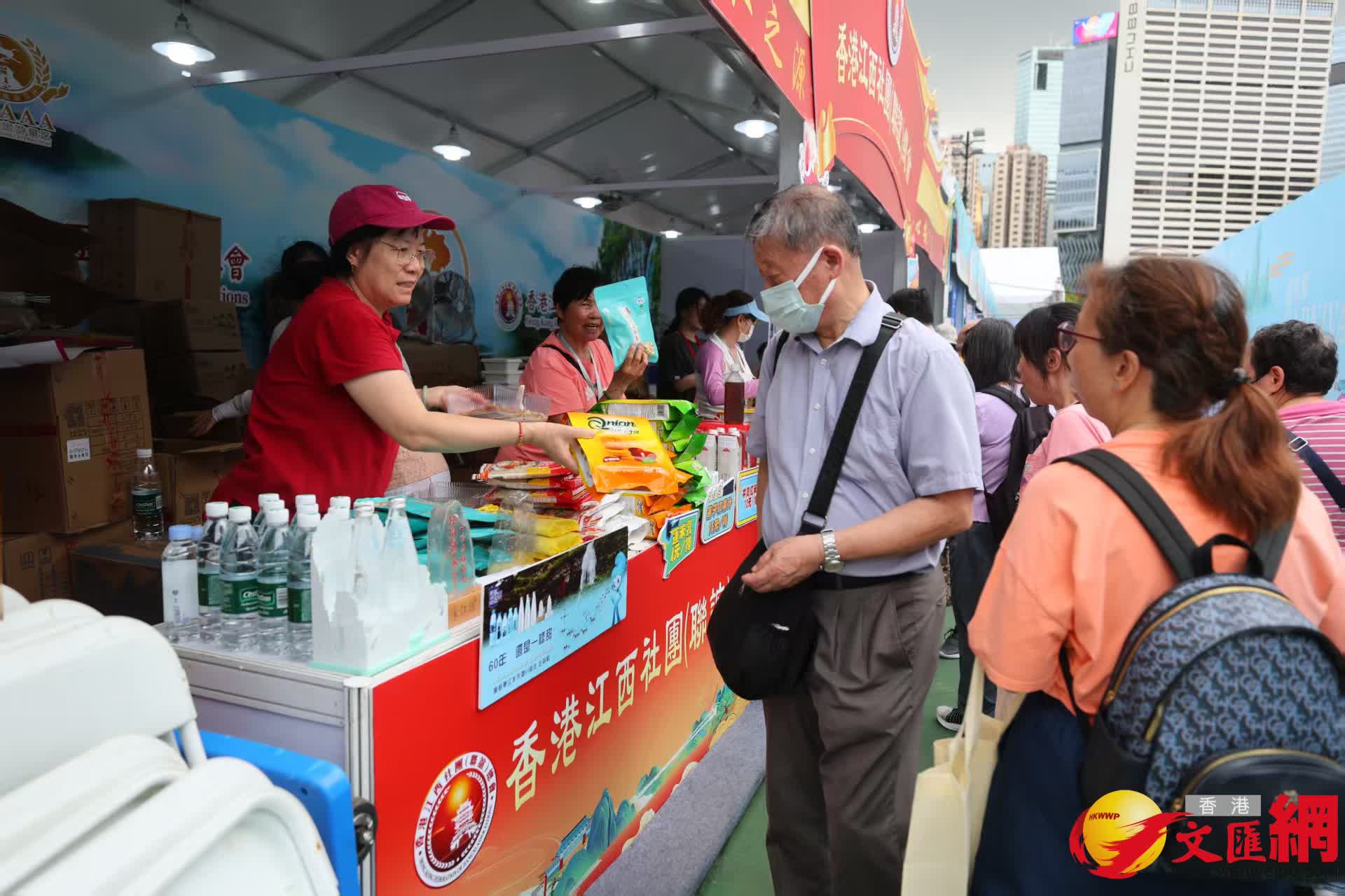 第三屆同鄉社團家鄉市集嘉年華。 (香港文匯報記者北山彥 攝) 第三屆同鄉社團家鄉市集嘉年華。 (香港文匯報記者北山彥 攝)