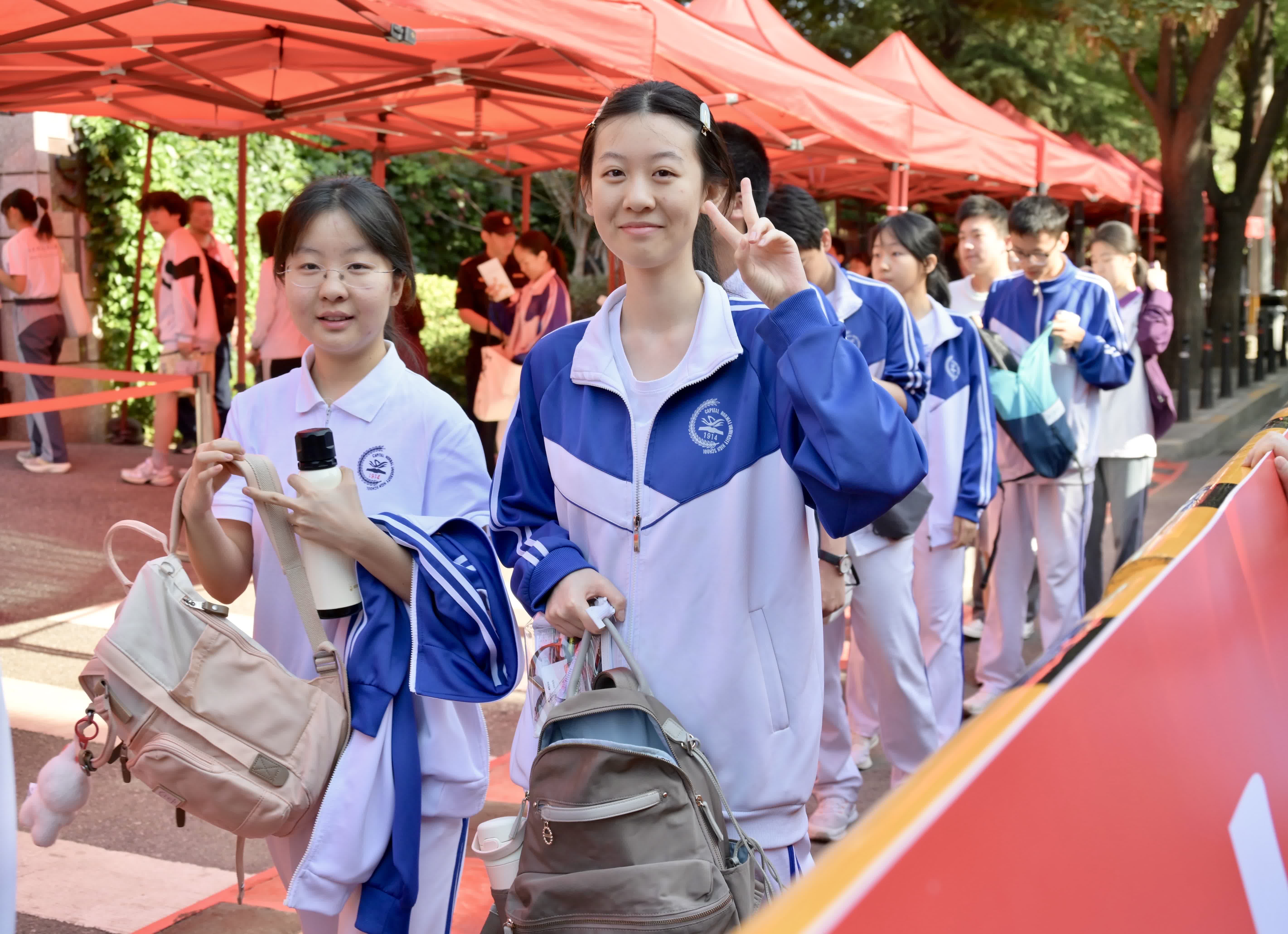 6月7日,首都師範大學附屬中學的考生進入考場。(新華社) 6月7日,首都師範大學附屬中學的考生進入考場。(新華社)