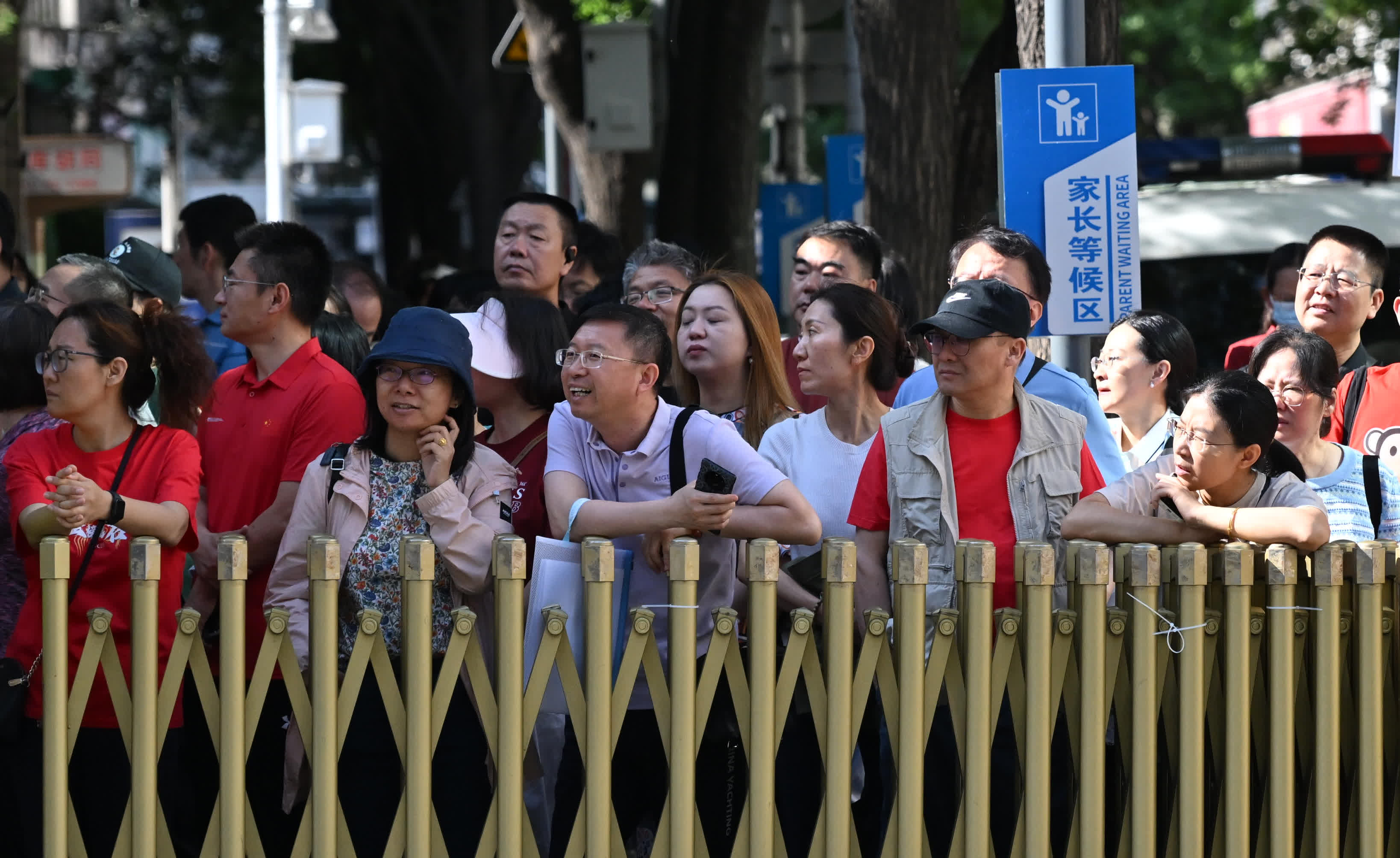 6月7日,考生家長在北京師範大學附屬實驗中學考點外等候。(新華社) 6月7日,考生家長在北京師範大學附屬實驗中學考點外等候。(新華社)