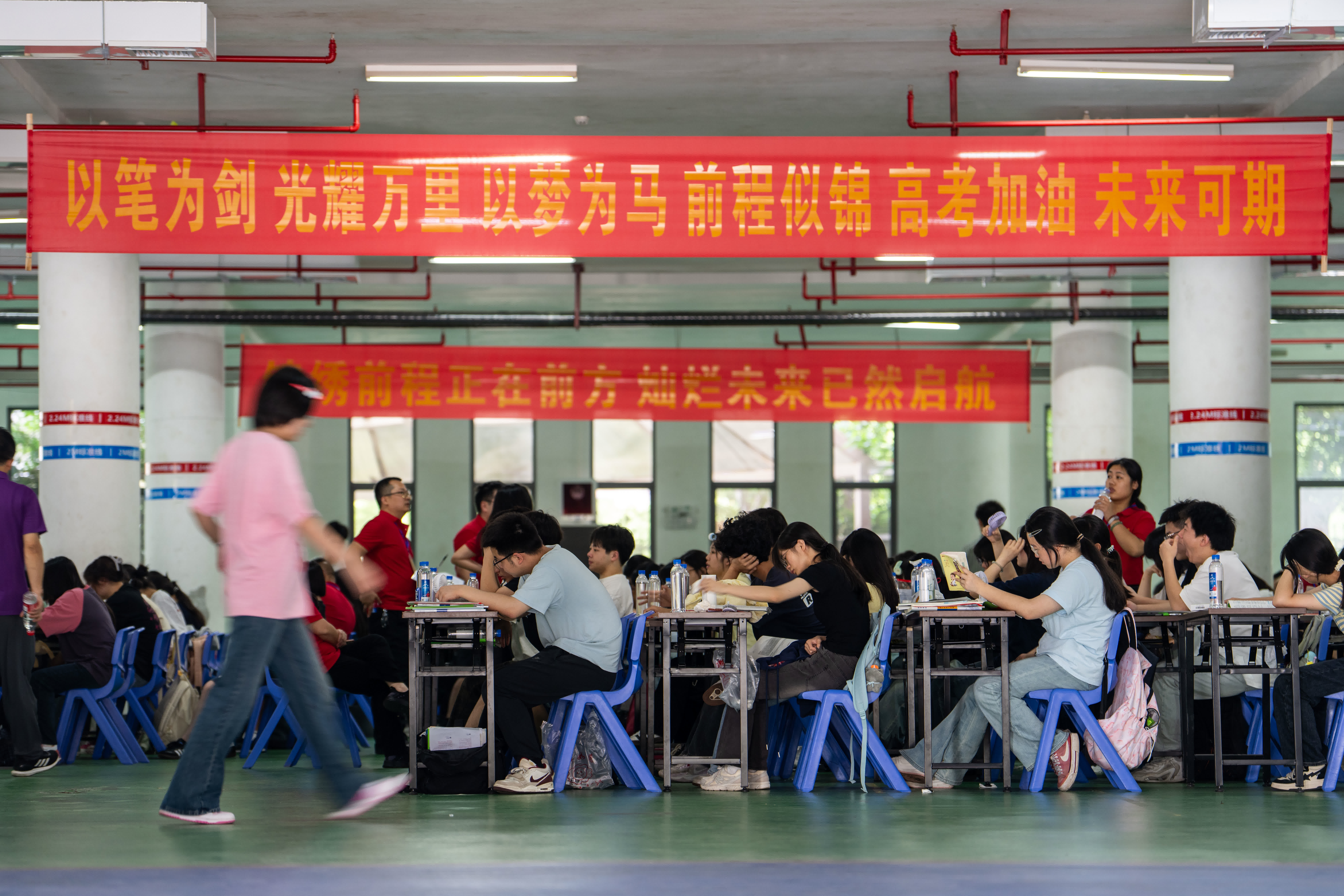 6月7日,考生在湖南省長沙市望城區長郡斑馬湖中學考點休息區備考。(新華社) 6月7日,考生在湖南省長沙市望城區長郡斑馬湖中學考點休息區備考。(新華社)
