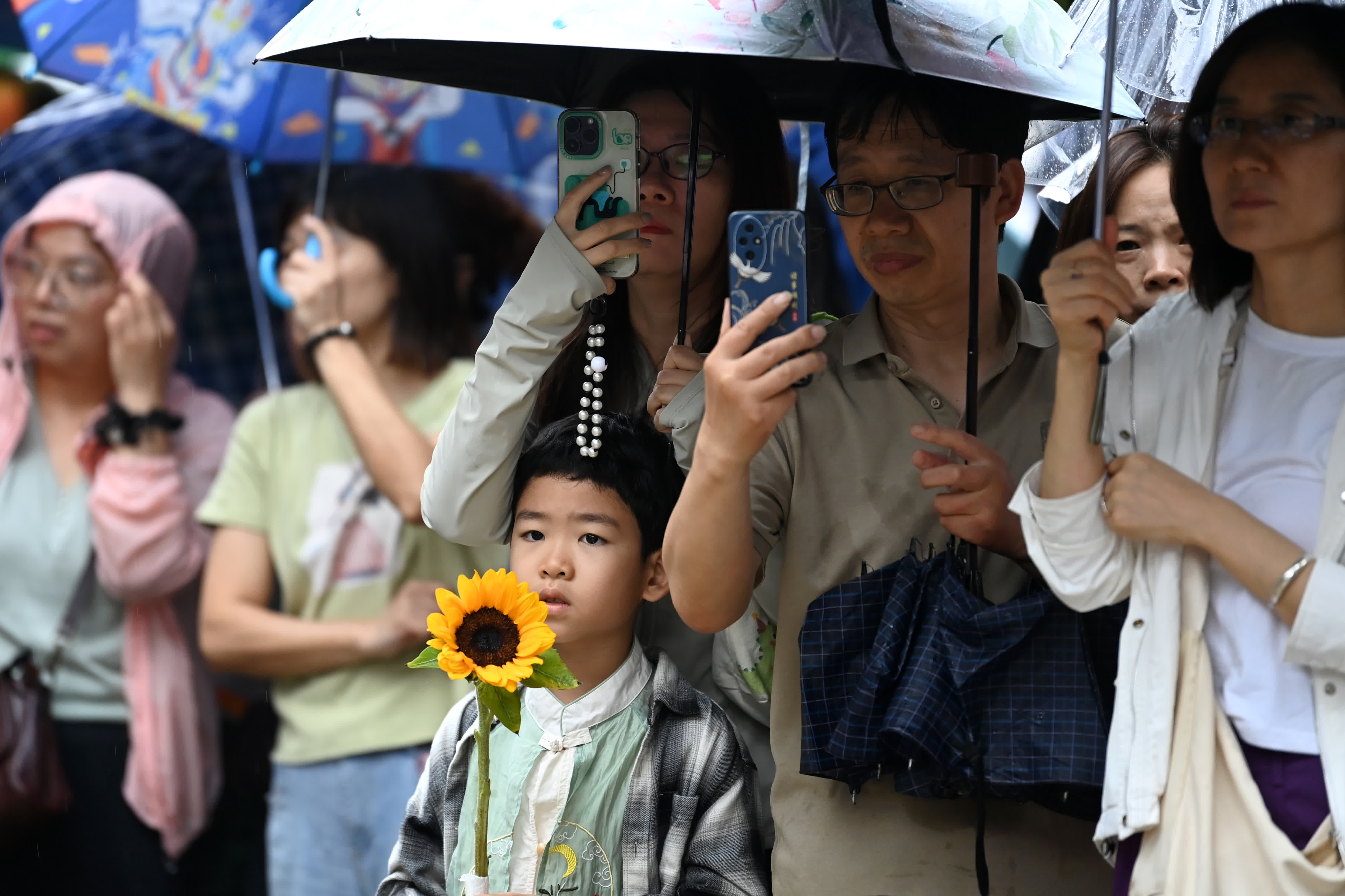 6月7日,在西安交通大學附屬中學興慶校區考點外,考生家屬目送考生入場。(新華社) 6月7日,在西安交通大學附屬中學興慶校區考點外,考生家屬目送考生入場。(新華社)