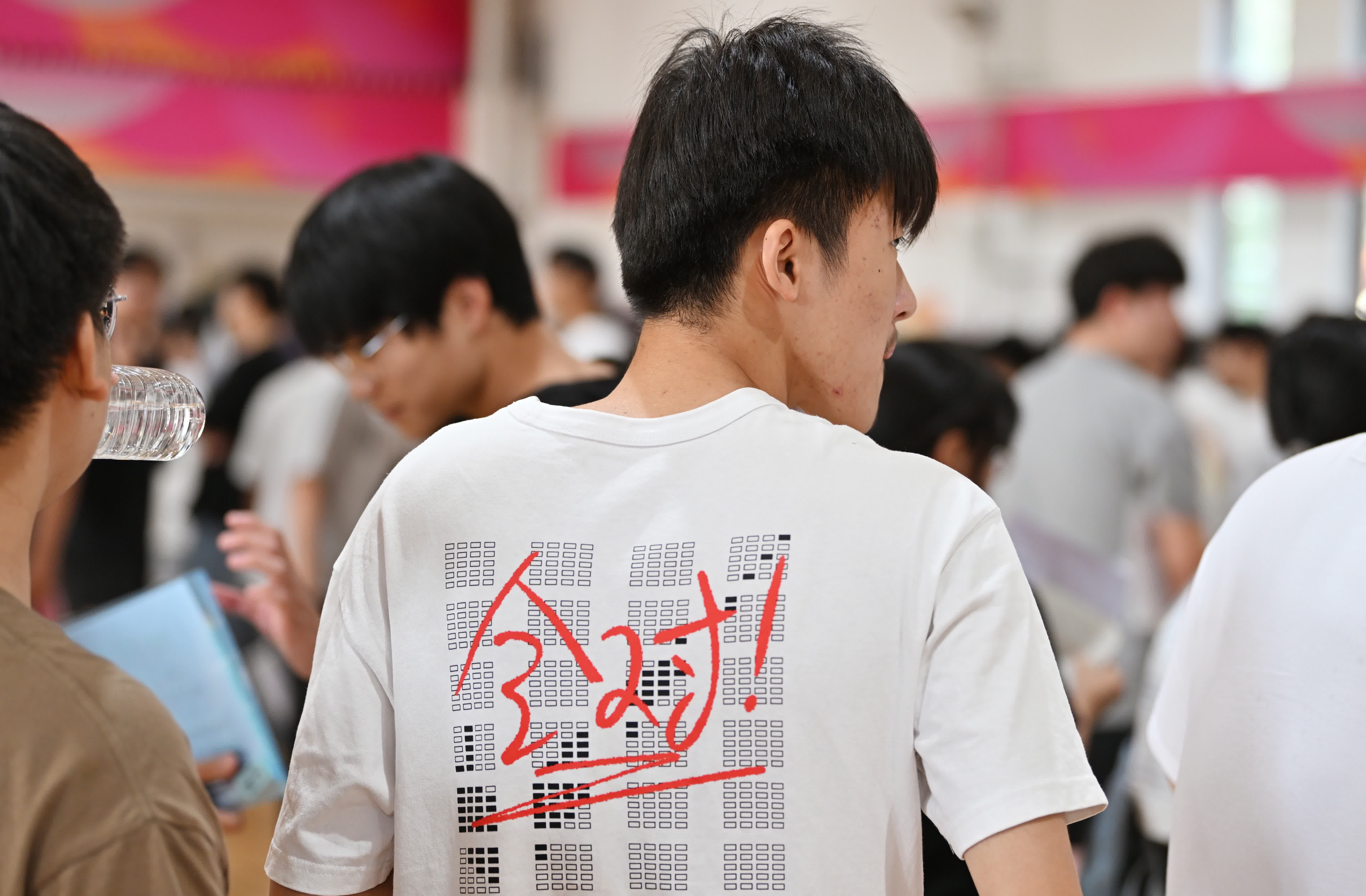 6月7日,在天津市西青區楊柳青二中,身穿全對半袖的考生等待進入考場。(新華社) 6月7日,在天津市西青區楊柳青二中,身穿全對半袖的考生等待進入考場。(新華社)