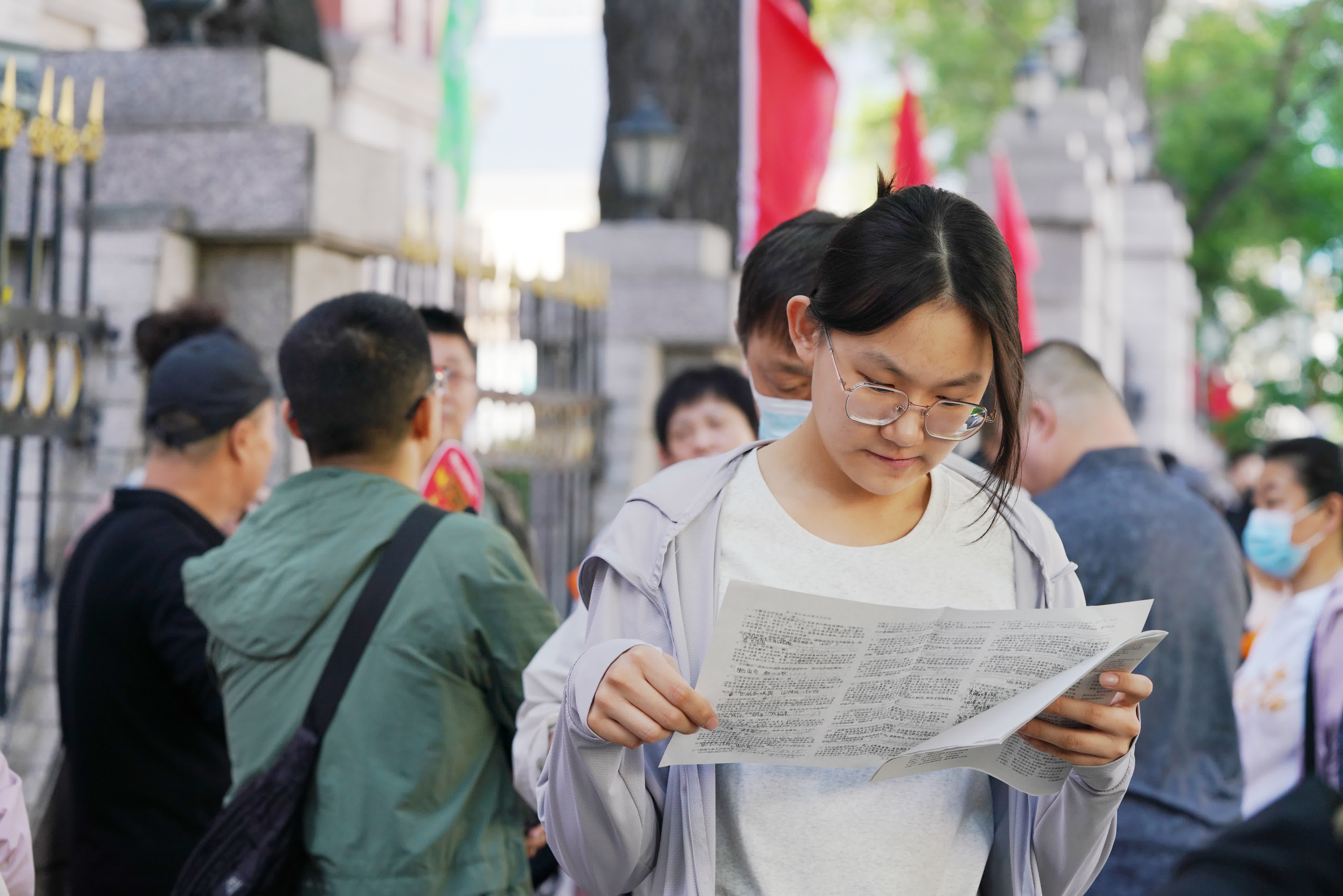 6月7日,在黑龍江哈爾濱市第九中學考點外,考生抓緊時間進行復習。(新華社) 6月7日,在黑龍江哈爾濱市第九中學考點外,考生抓緊時間進行復習。(新華社)