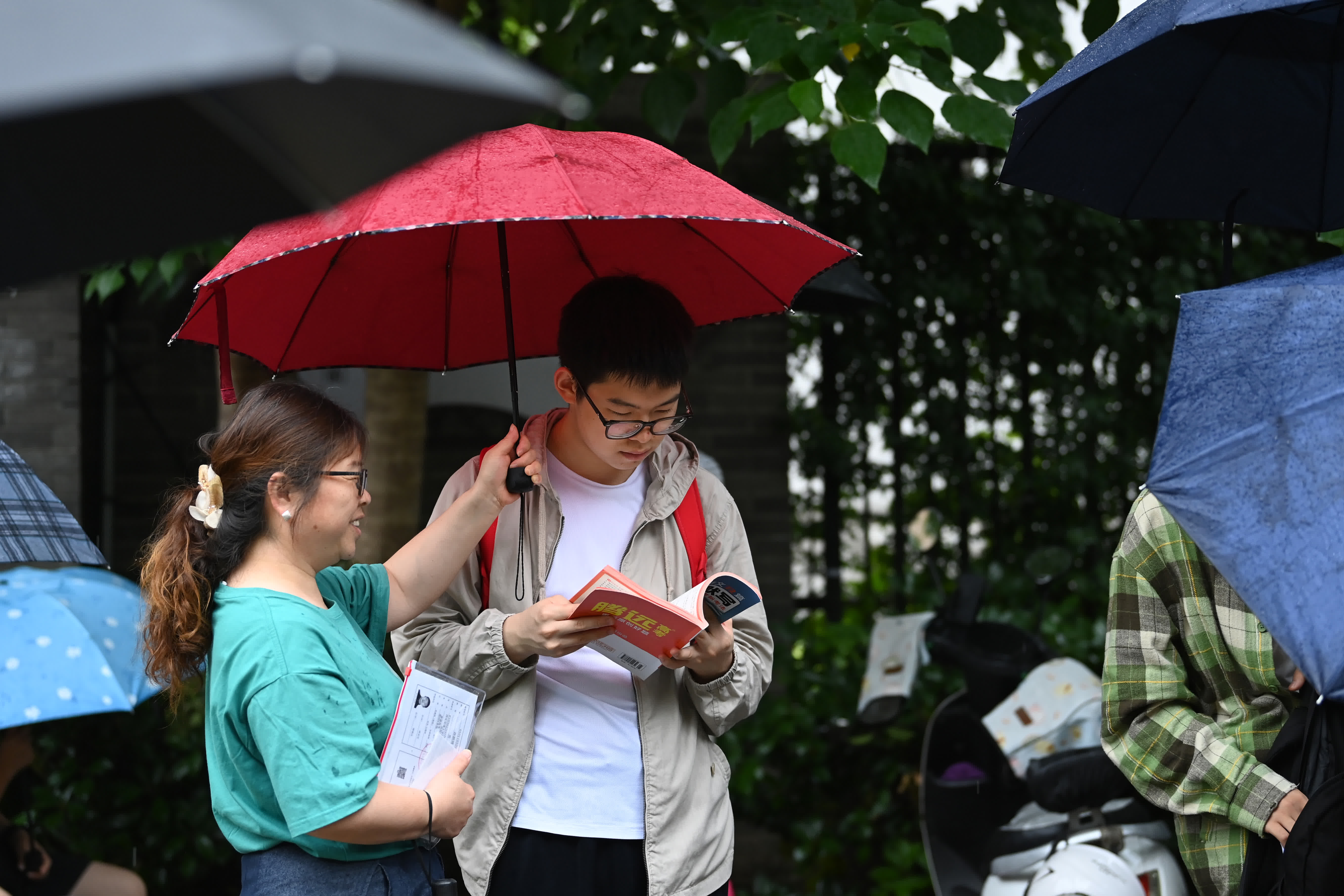 6月7日,在西安交通大學附屬中學興慶校區考點外,考生在考前復習。(新華社) 6月7日,在西安交通大學附屬中學興慶校區考點外,考生在考前復習。(新華社)