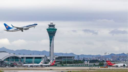 廣州白雲國際機場三期擴建工程第五跑道開始校飛