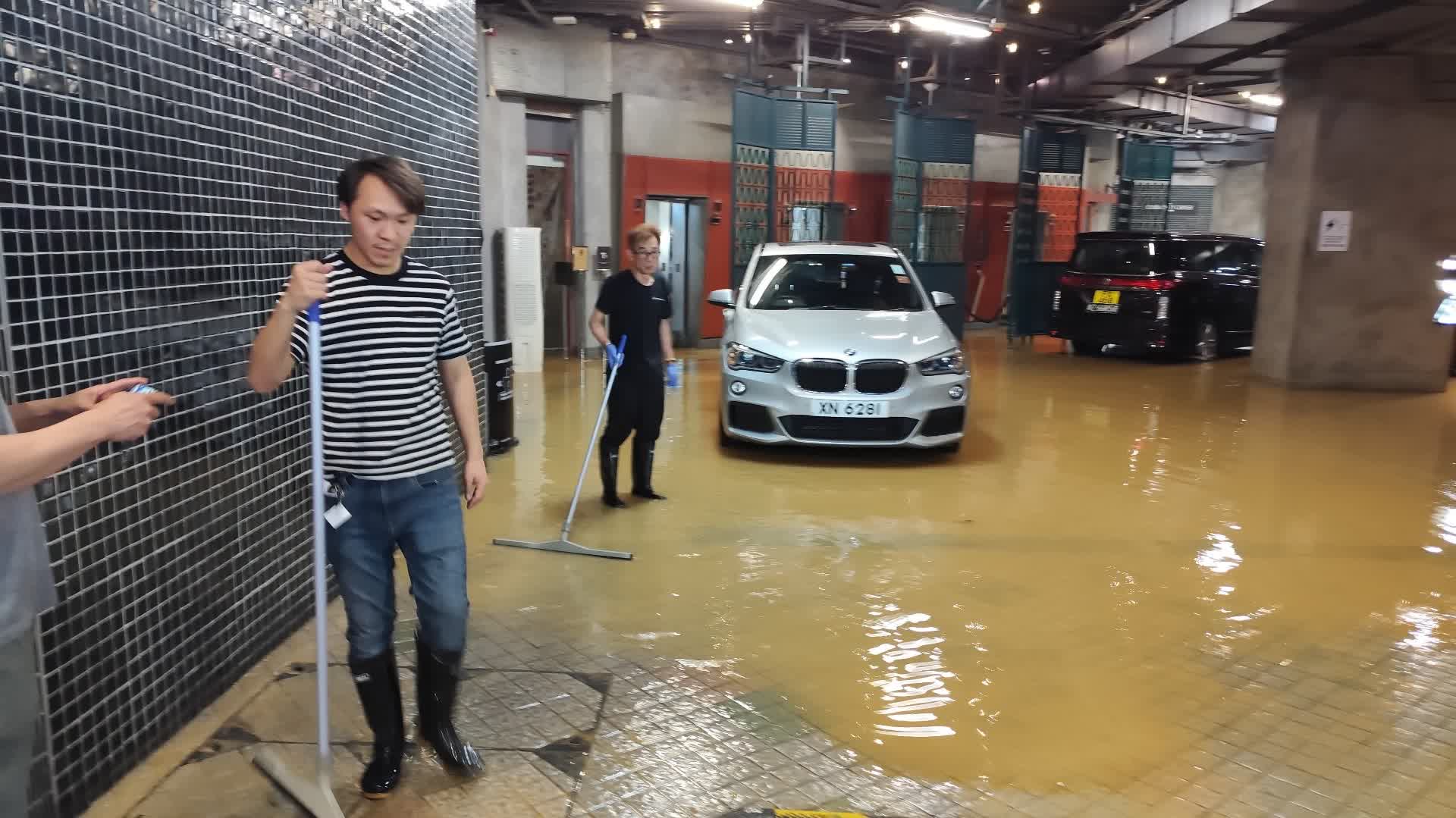 （有片）油麻地爆鹹水管 黃泥水湧入酒店停車場