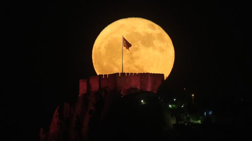 北半球震撼見證！年度「最低滿月」現身天宇