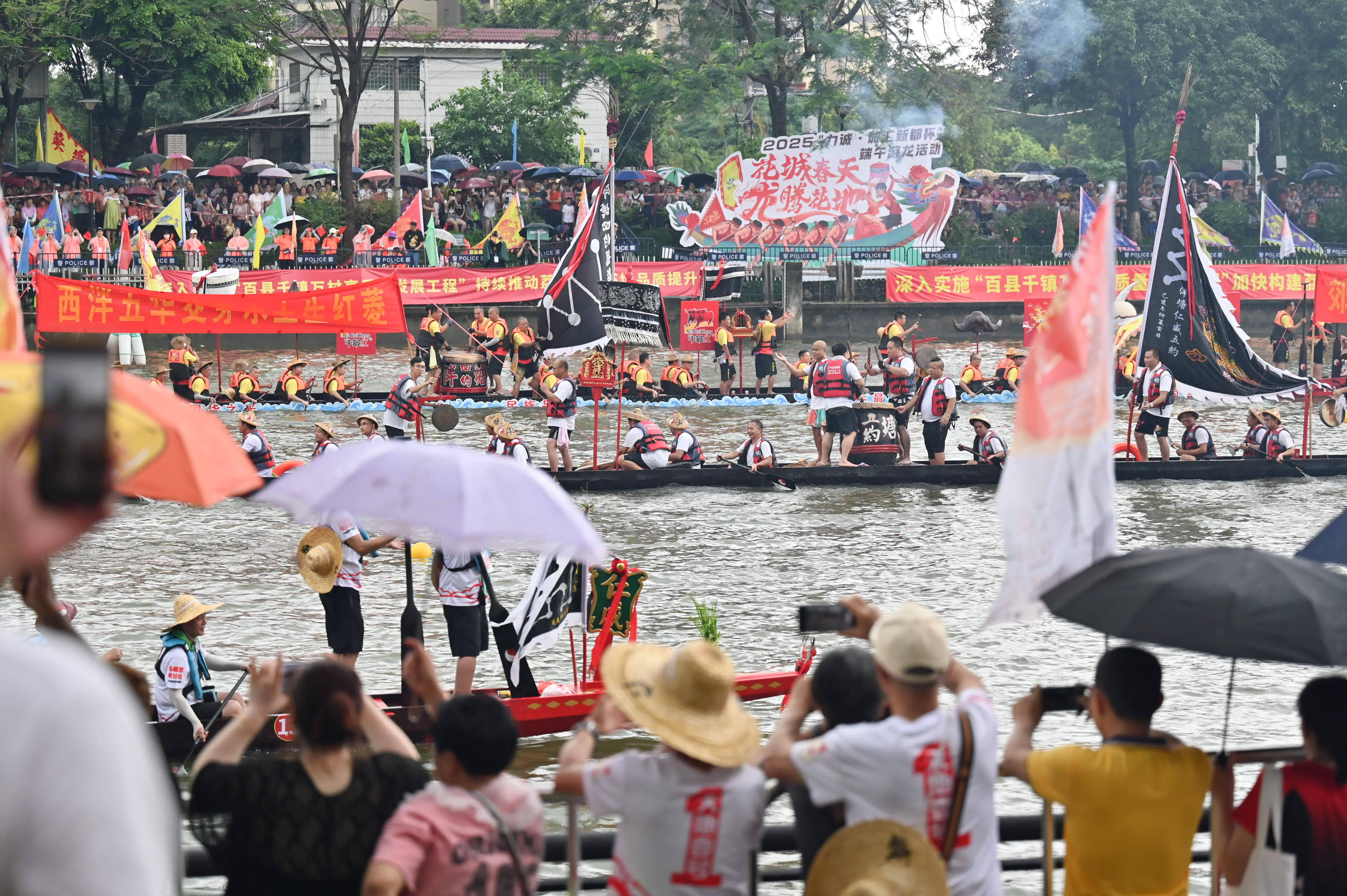 圖為龍船巡遊吸引民眾觀看。（中新社） 