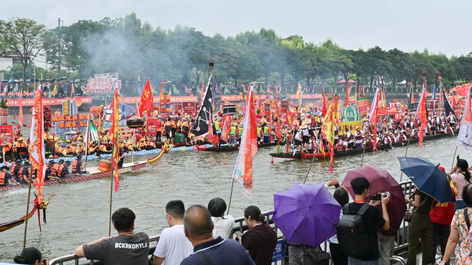 廣州荔灣龍船巡遊展示嶺南風情