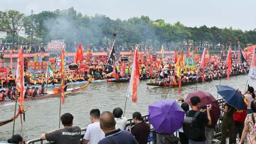 廣州荔灣龍船巡遊展示嶺南風情