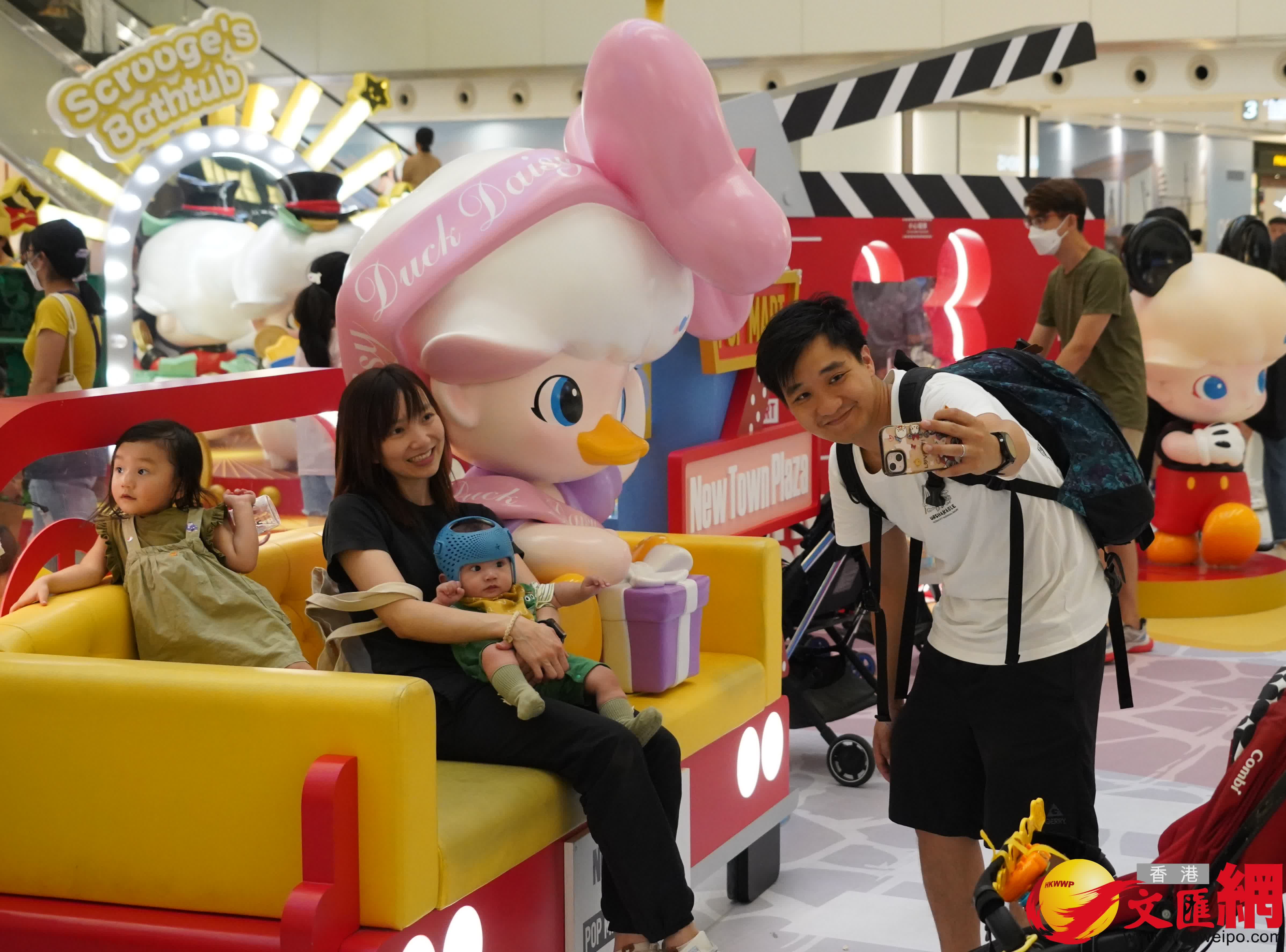 在香港街頭巷尾,不少家庭出門慶祝父親節。《香港文匯報》用鏡頭補捉了不少他們之間溫馨的互動,父愛無聲歲月長,祝天下父親幸福安康,節日快樂! (香港文匯報記者曾興偉 攝) 在香港街頭巷尾,不少家庭出門慶祝父親節。《香港文匯報》用鏡頭補捉了不少他們之間溫馨的互動,父愛無聲歲月長,祝天下父親幸福安康,節日快樂! (香港文匯報記者曾興偉 攝)
