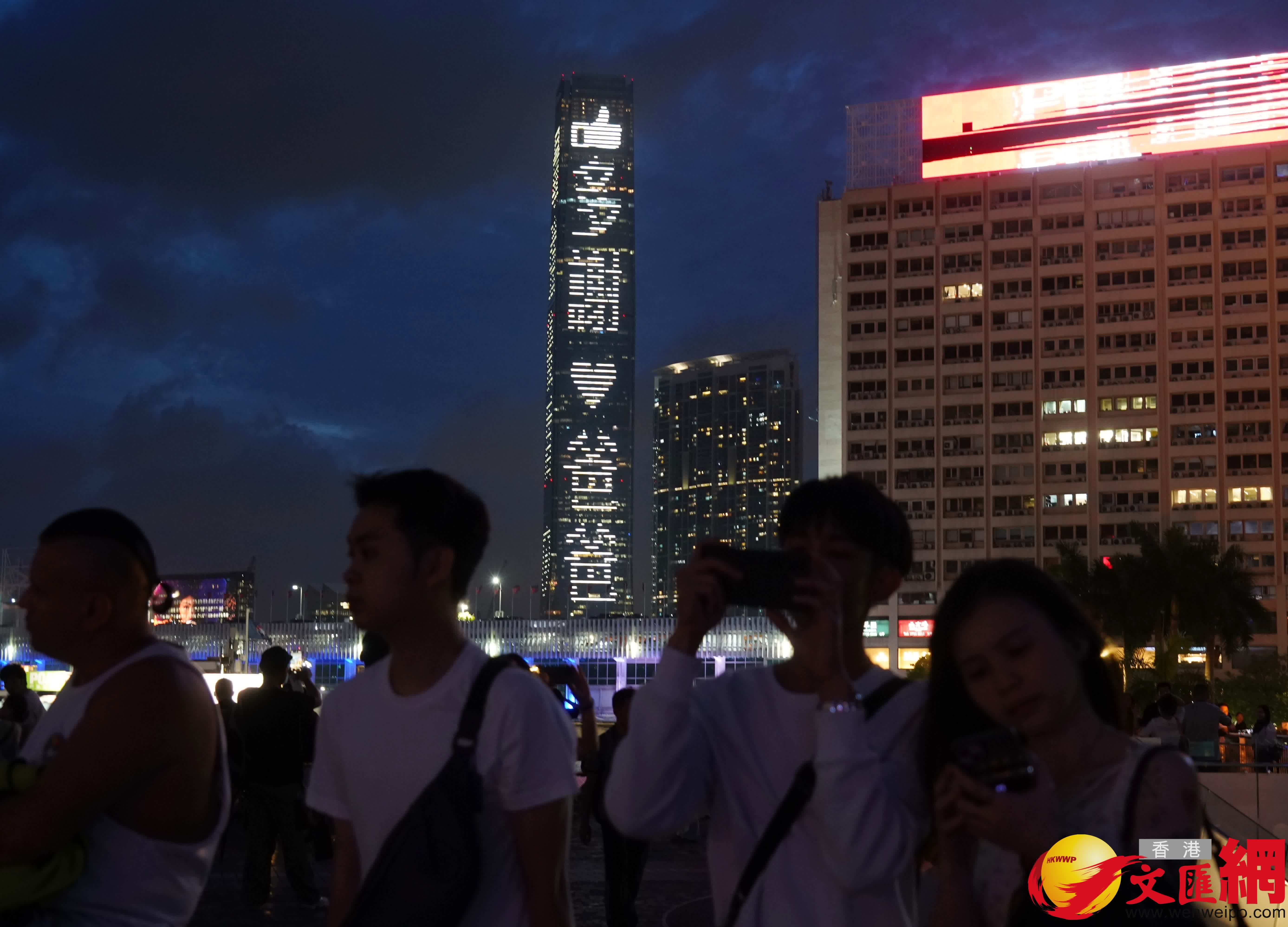 在香港街頭巷尾,不少家庭出門慶祝父親節。《香港文匯報》用鏡頭補捉了不少他們之間溫馨的互動,父愛無聲歲月長,祝天下父親幸福安康,節日快樂! (香港文匯報記者曾興偉 攝) 在香港街頭巷尾,不少家庭出門慶祝父親節。《香港文匯報》用鏡頭補捉了不少他們之間溫馨的互動,父愛無聲歲月長,祝天下父親幸福安康,節日快樂! (香港文匯報記者曾興偉 攝)