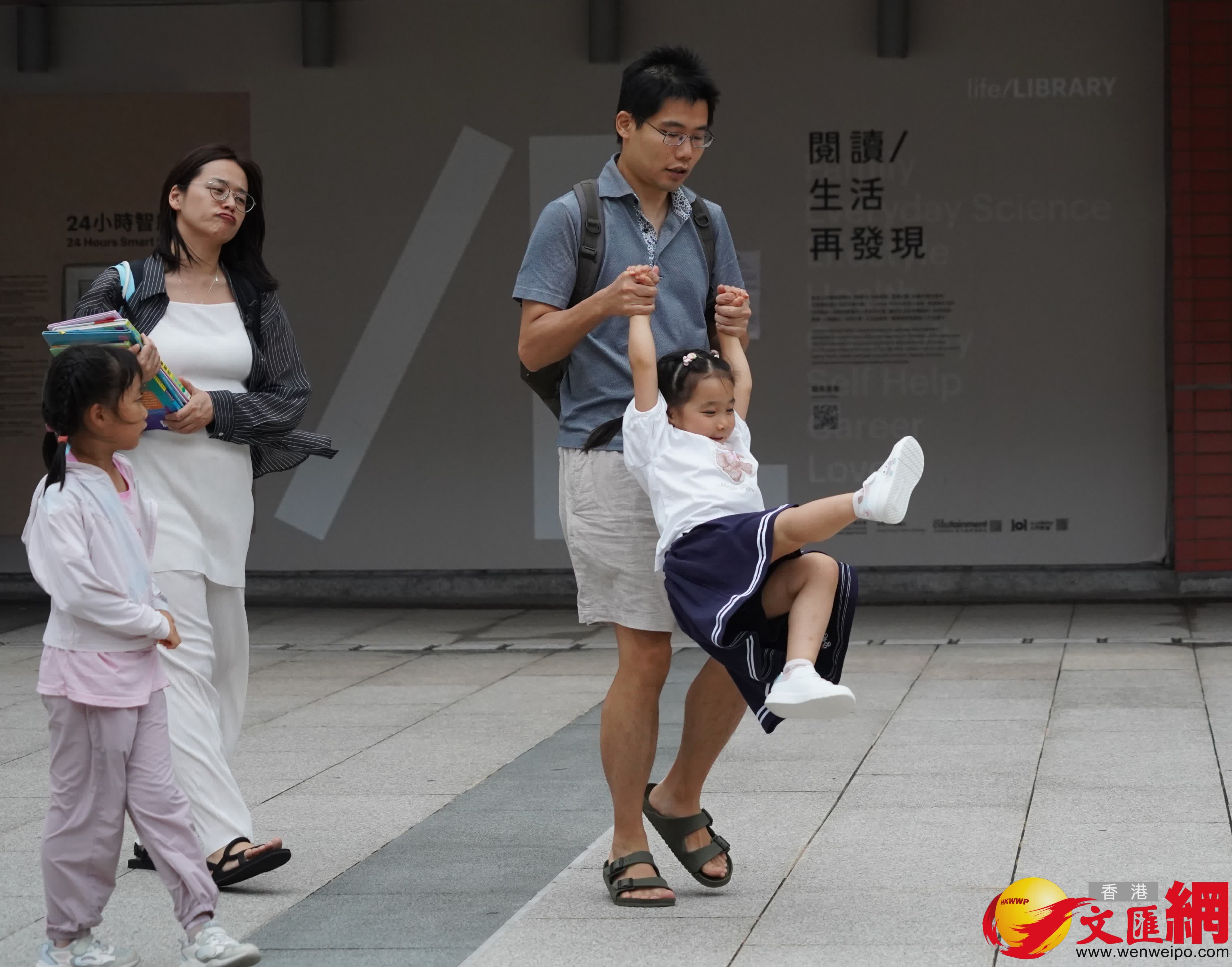 在香港街頭巷尾,不少家庭出門慶祝父親節。《香港文匯報》用鏡頭補捉了不少他們之間溫馨的互動,父愛無聲歲月長,祝天下父親幸福安康,節日快樂! (香港文匯報記者曾興偉 攝) 在香港街頭巷尾,不少家庭出門慶祝父親節。《香港文匯報》用鏡頭補捉了不少他們之間溫馨的互動,父愛無聲歲月長,祝天下父親幸福安康,節日快樂! (香港文匯報記者曾興偉 攝)