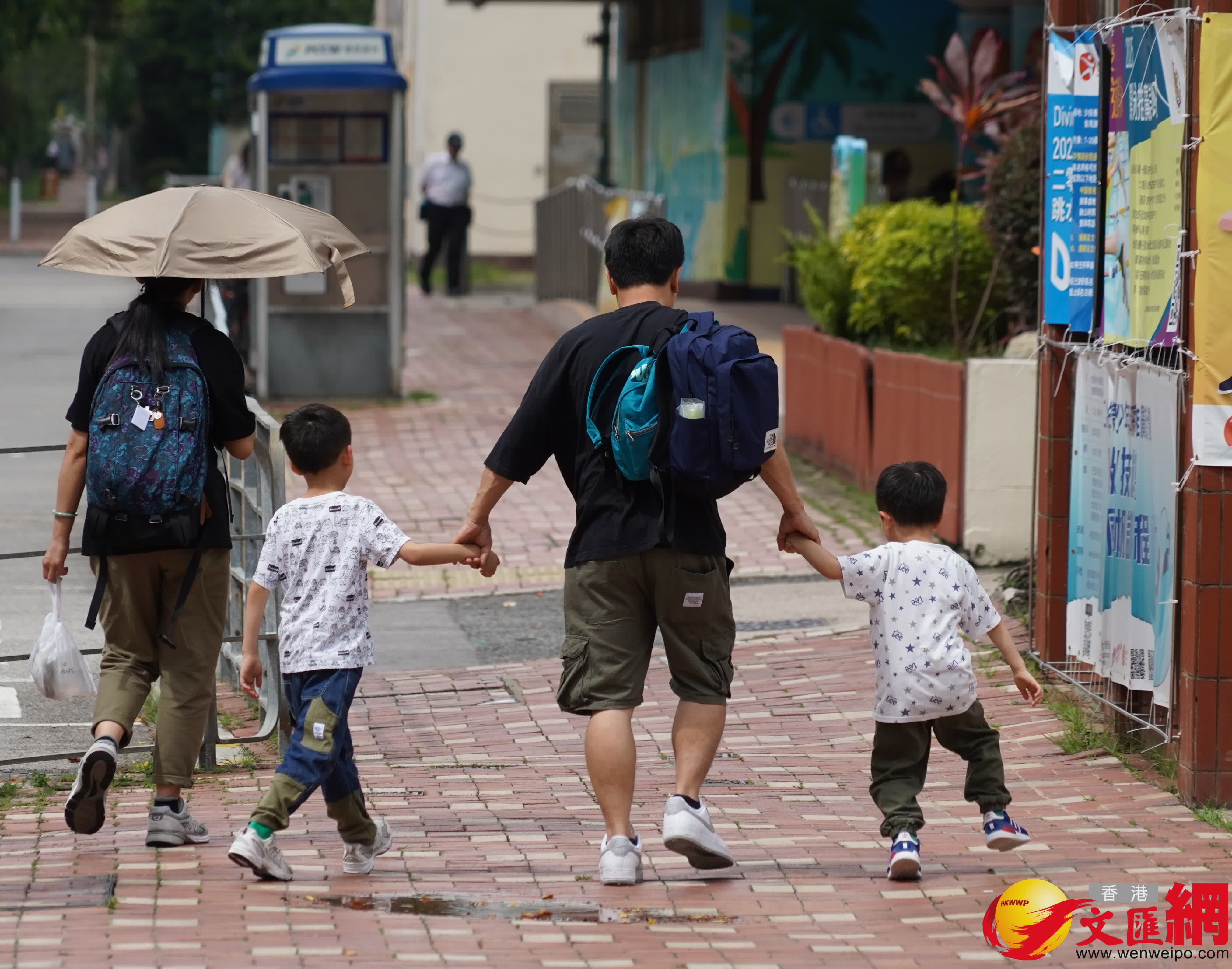 在香港街頭巷尾,不少家庭出門慶祝父親節。《香港文匯報》用鏡頭補捉了不少他們之間溫馨的互動,父愛無聲歲月長,祝天下父親幸福安康,節日快樂! (香港文匯報記者曾興偉 攝) 在香港街頭巷尾,不少家庭出門慶祝父親節。《香港文匯報》用鏡頭補捉了不少他們之間溫馨的互動,父愛無聲歲月長,祝天下父親幸福安康,節日快樂! (香港文匯報記者曾興偉 攝)