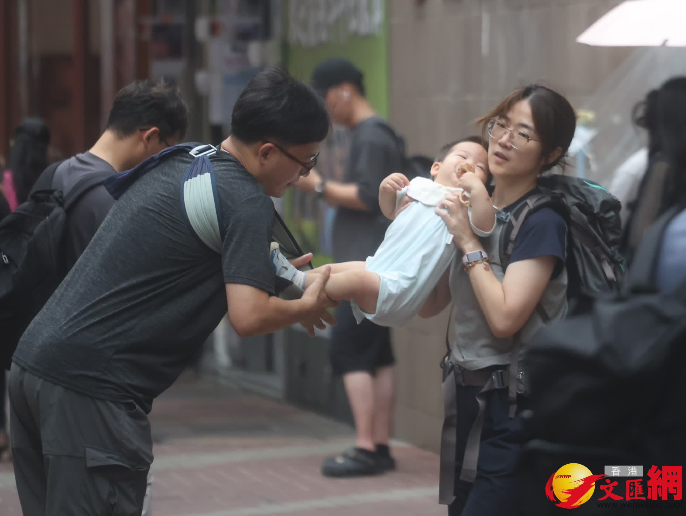 在香港街頭巷尾,不少家庭出門慶祝父親節。《香港文匯報》用鏡頭補捉了不少他們之間溫馨的互動,父愛無聲歲月長,祝天下父親幸福安康,節日快樂! (香港文匯報記者曾興偉 攝) 在香港街頭巷尾,不少家庭出門慶祝父親節。《香港文匯報》用鏡頭補捉了不少他們之間溫馨的互動,父愛無聲歲月長,祝天下父親幸福安康,節日快樂! (香港文匯報記者曾興偉 攝)