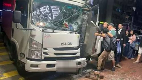 (多圖)北角貨車失事撼燈柱險剷上行人路 司機乘客受傷一度被困