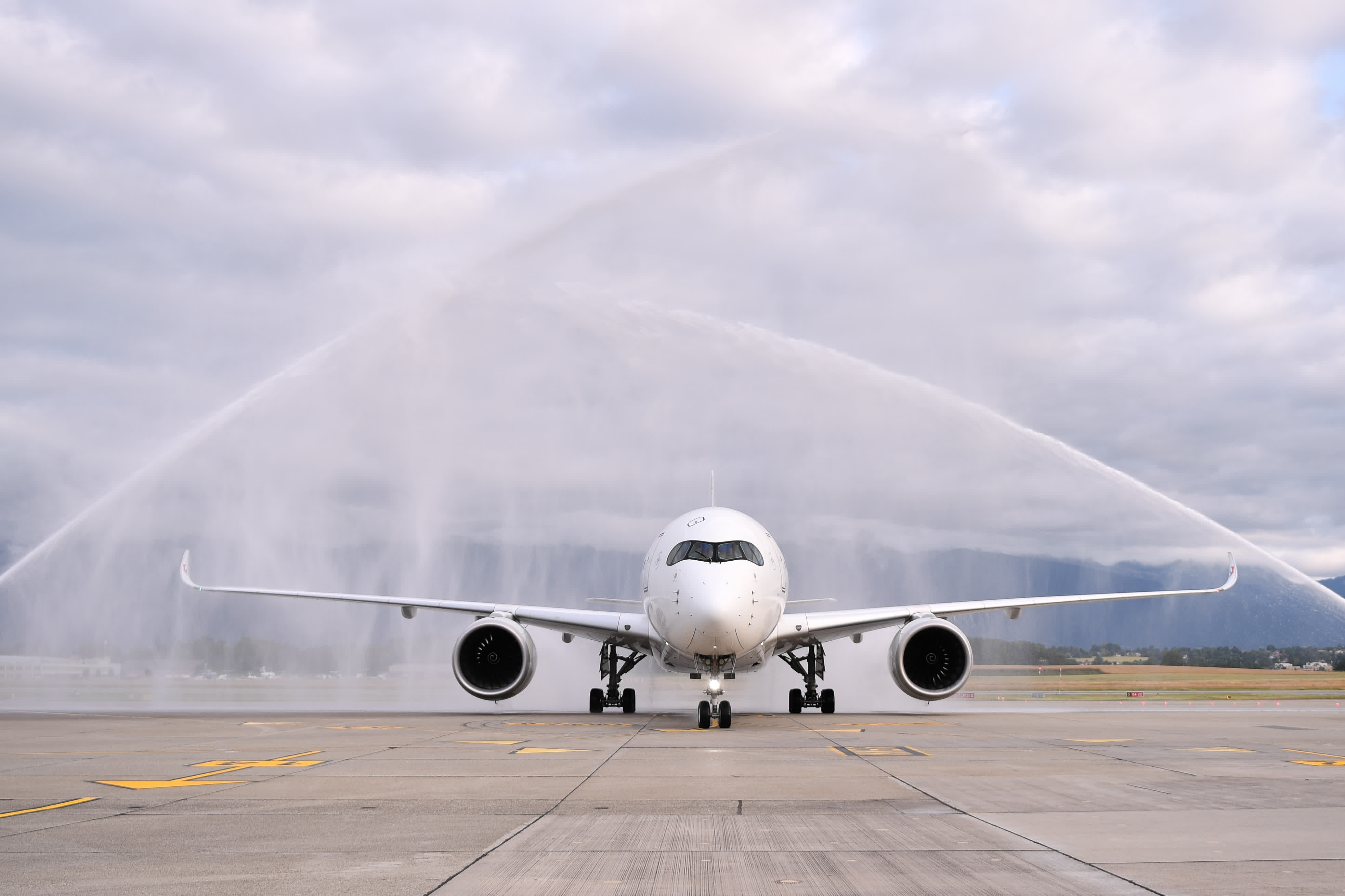 6月16日，在瑞士日內瓦，從上海浦東國際機場起飛的MU217航班穿過象徵民航最高禮儀的「水門」。（新華社）