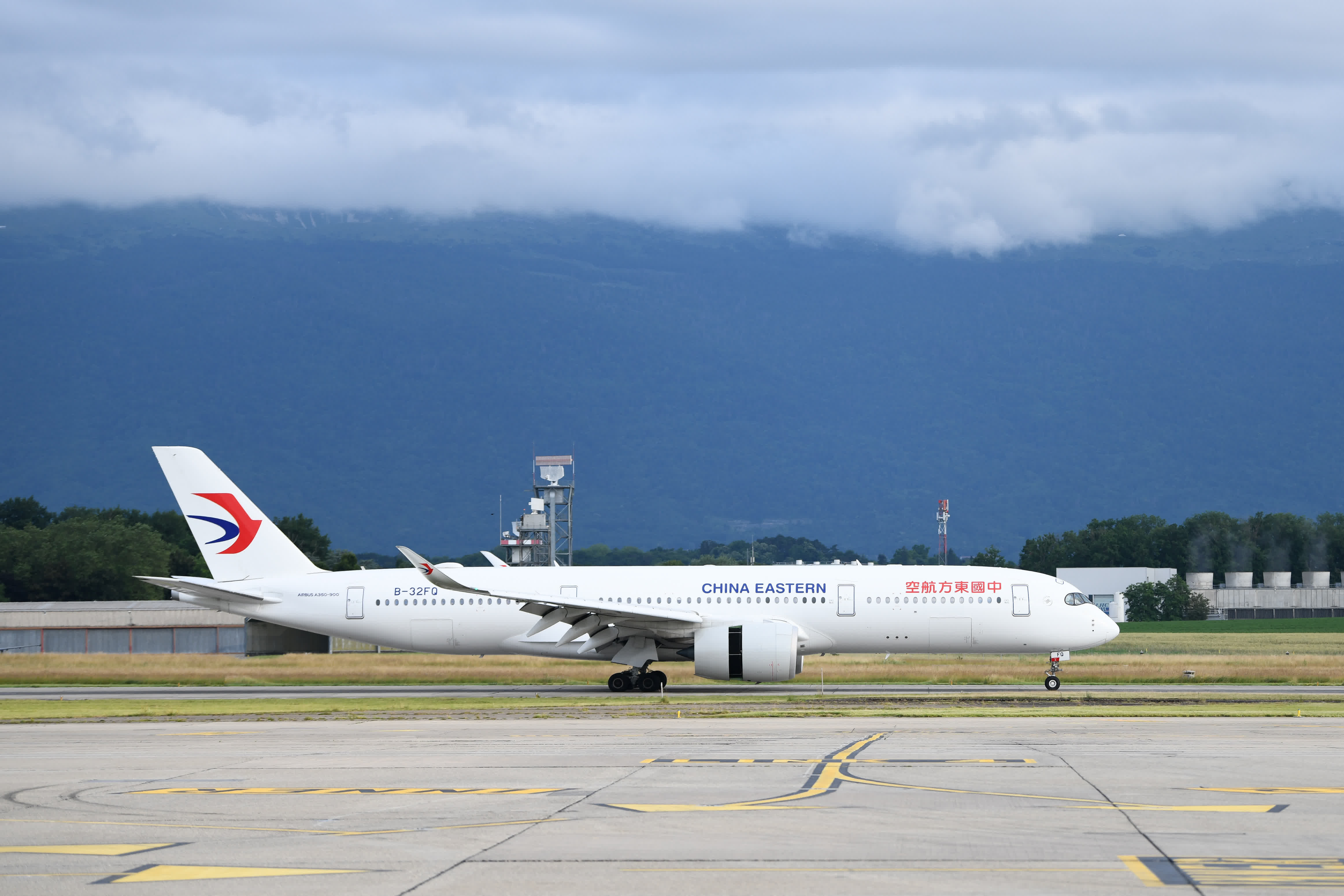 6月16日，從上海浦東國際機場起飛的MU217航班降落在瑞士日內瓦國際機場。（新華社）