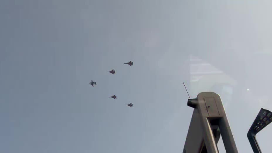 （有片）多位市民拍到編隊機群掠過北京上空