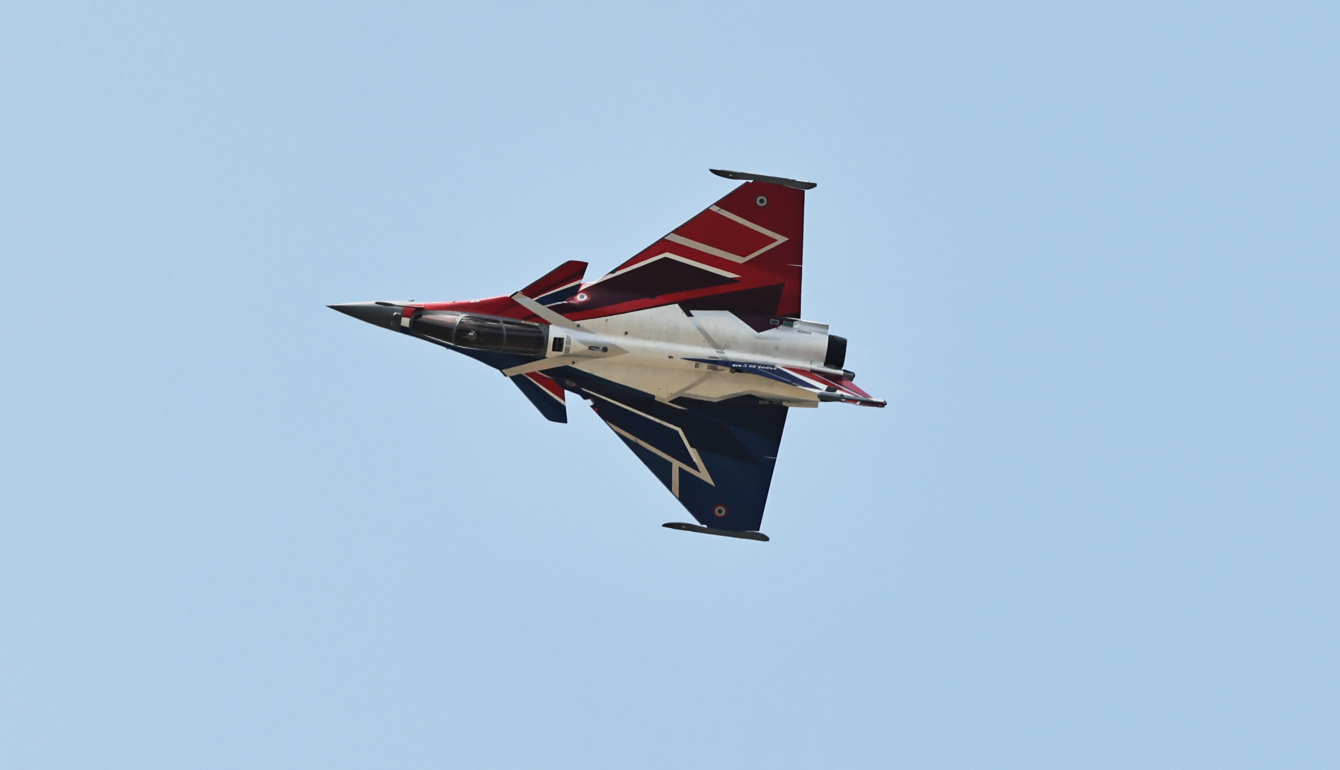 6月17日，在法國巴黎近郊布爾歇機(jī)場舉行的第55屆巴黎航展上，陣風(fēng)戰(zhàn)鬥機(jī)進(jìn)行飛行表演。（新華社）