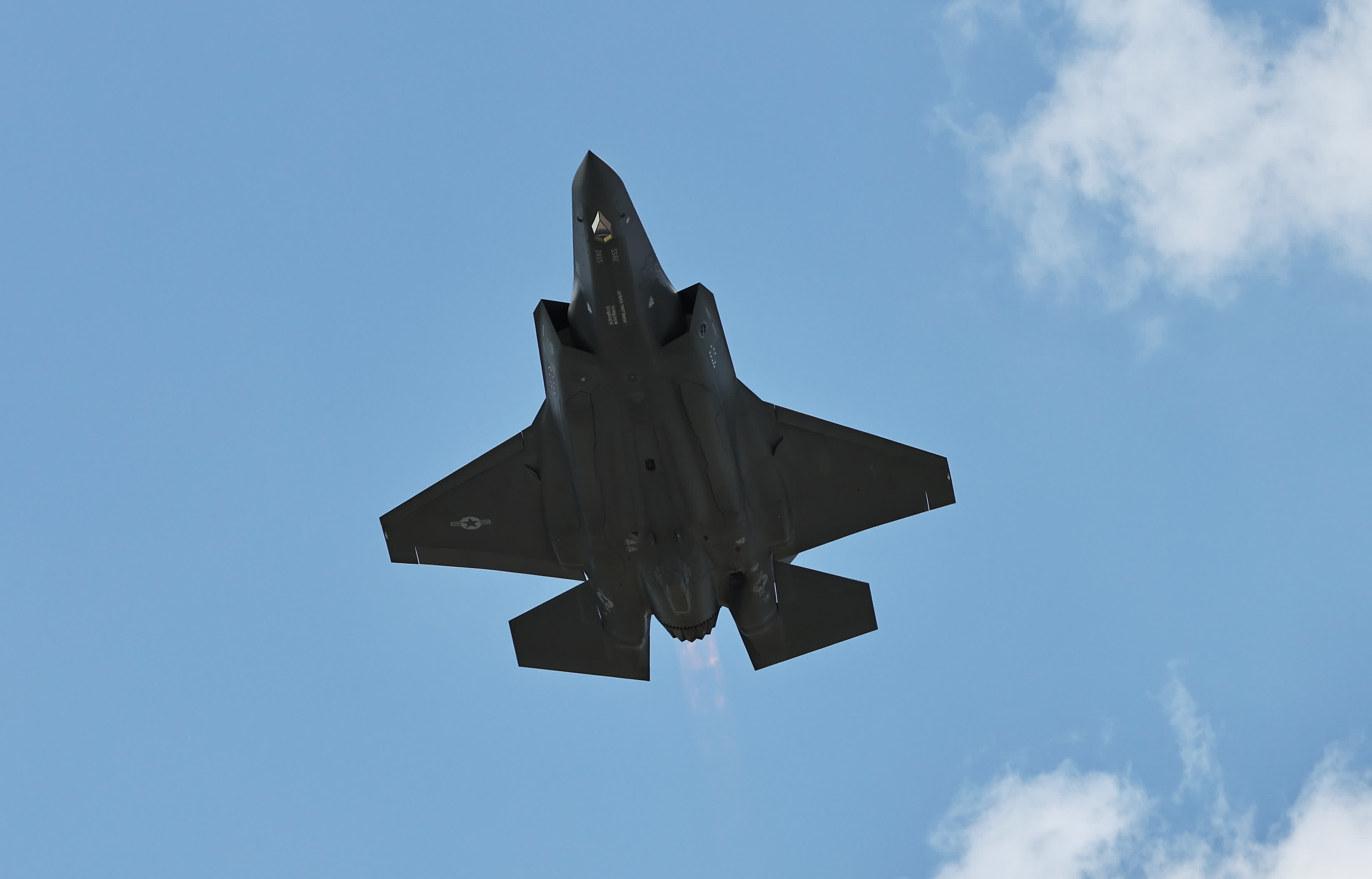 6月17日，在法國巴黎近郊布爾歇機(jī)場舉行的第55屆巴黎航展上，F(xiàn)35戰(zhàn)鬥機(jī)進(jìn)行飛行表演。（新華社）