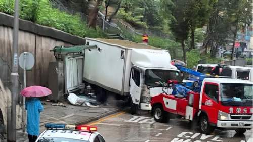 紅磡貨車撞巴士站釀2死傷車禍 司機潛逃1日到警署被捕