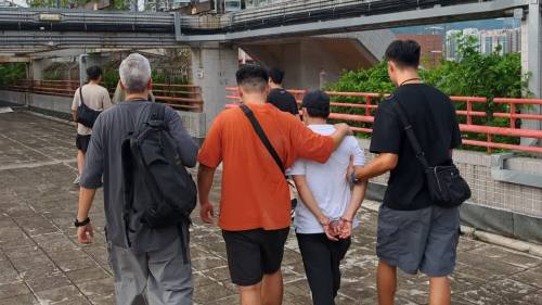 男子青衣搶兩女街坊金鏈  警設伏擒賊