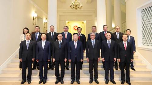 夏寶龍抵達香港　與李家超及特區政府高層官員座談