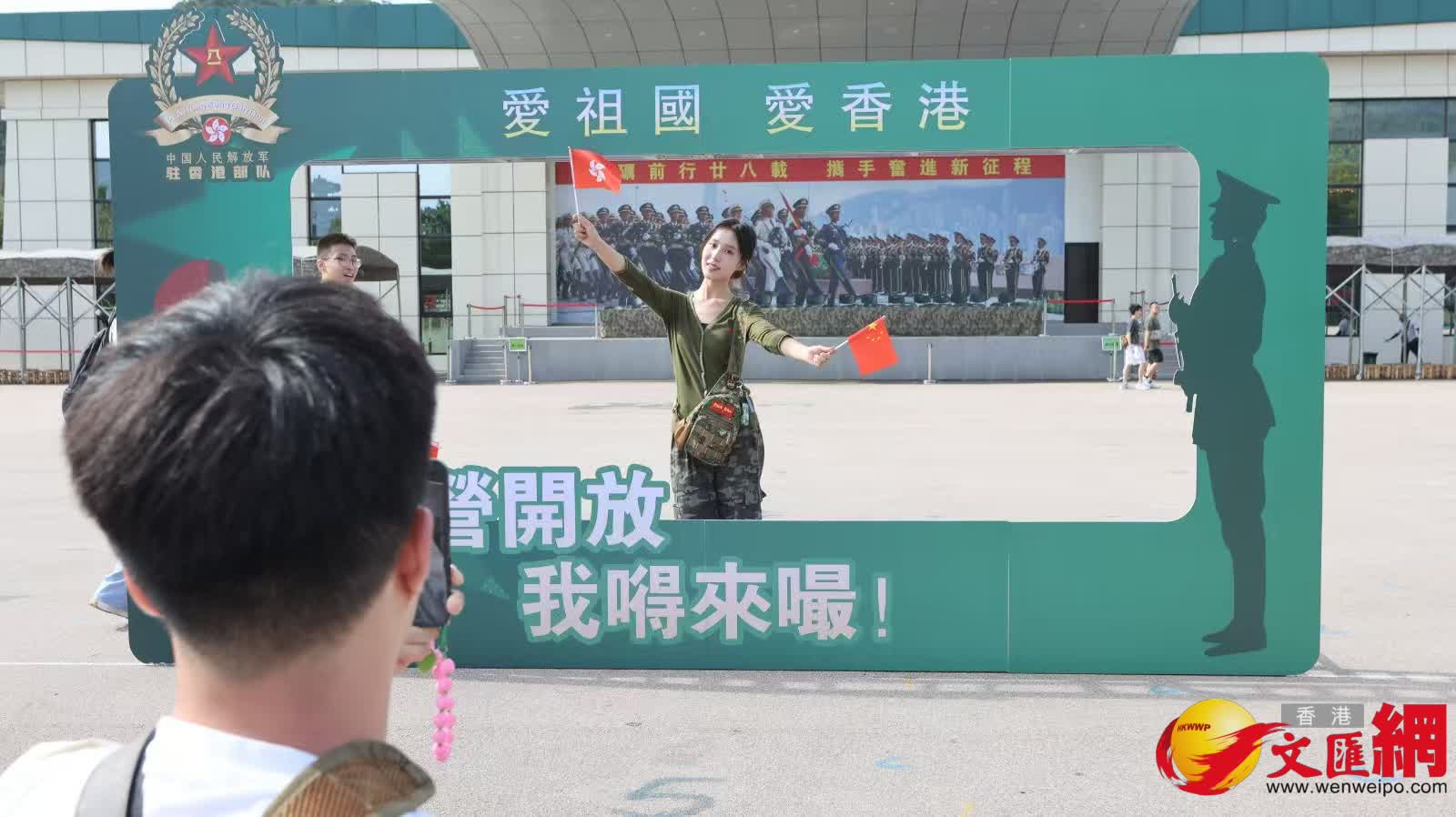 一連兩天開放日吸引大批市民參與，近距離感受祖國軍事力量的日益強大。 