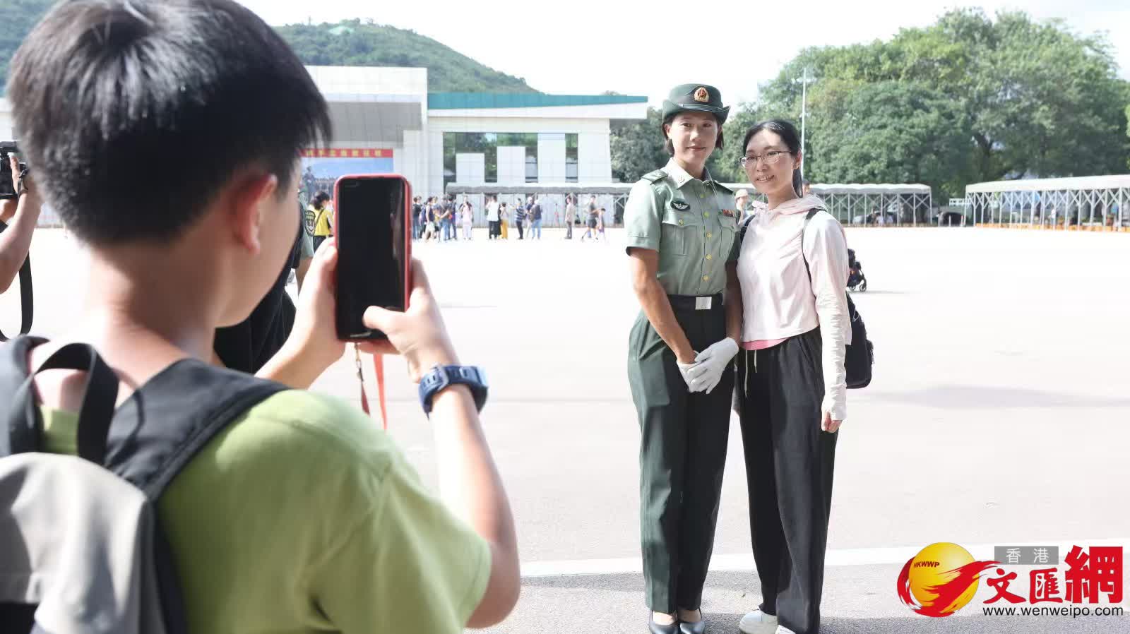 一連兩天開放日吸引大批市民參與，近距離感受祖國軍事力量的日益強大。 (受訪者提供)