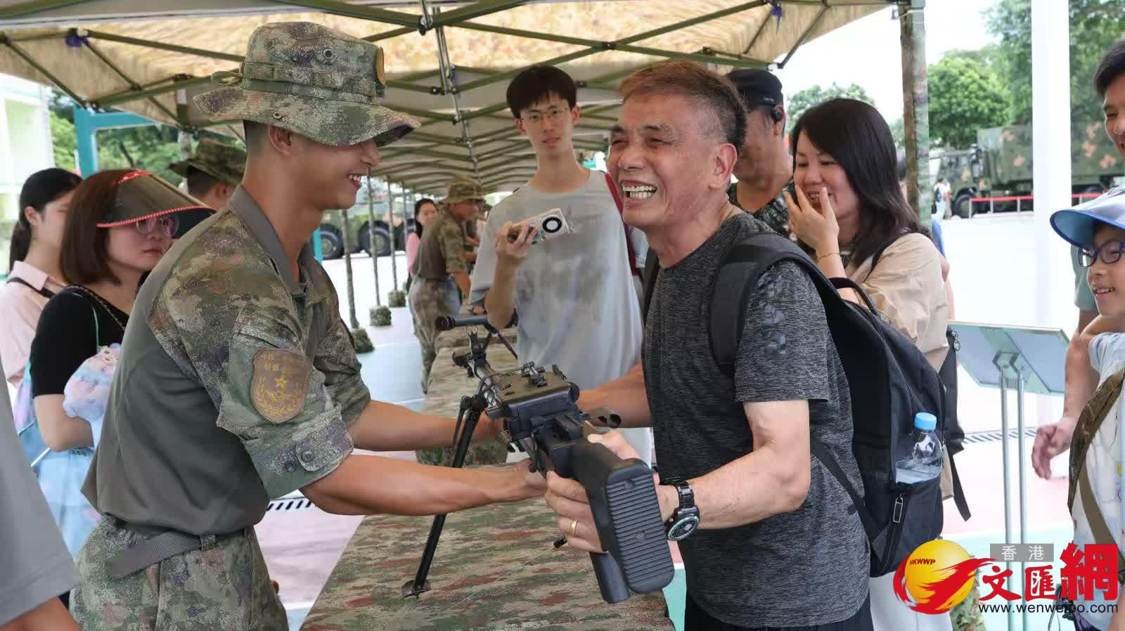一連兩天開放日吸引大批市民參與，近距離感受祖國軍事力量的日益強大。 (受訪者提供)