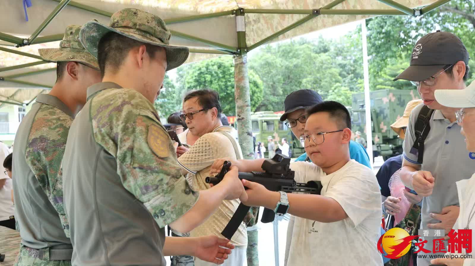 一連兩天開放日吸引大批市民參與，近距離感受祖國軍事力量的日益強大。 (受訪者提供)