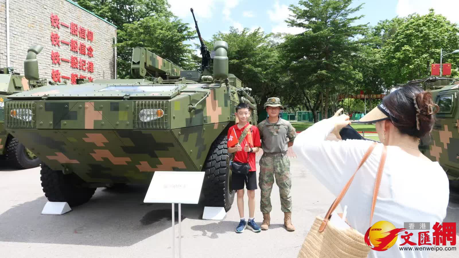 一連兩天開放日吸引大批市民參與，近距離感受祖國軍事力量的日益強大。 (受訪者提供)