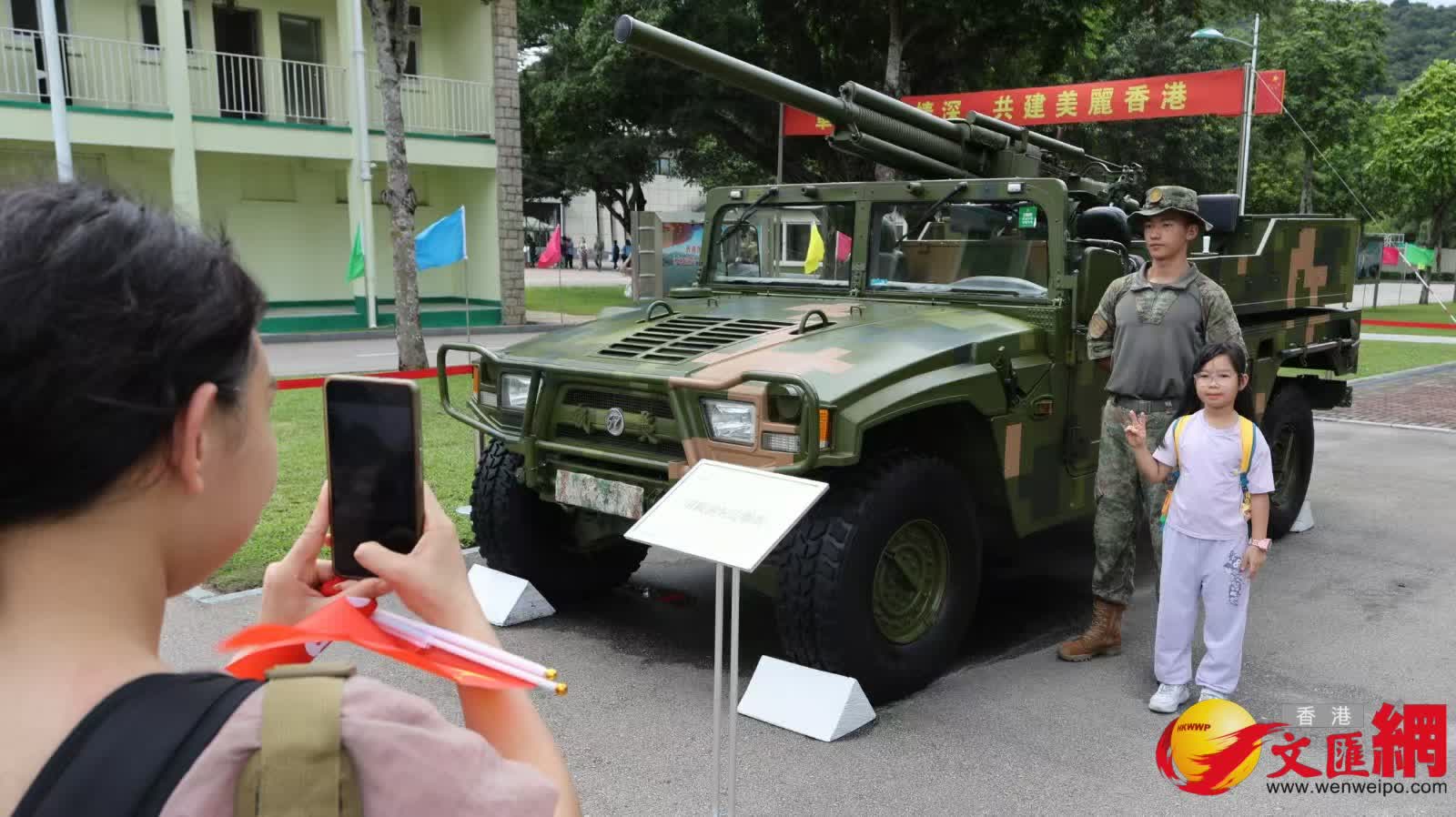 一連兩天開放日吸引大批市民參與，近距離感受祖國軍事力量的日益強大。 (受訪者提供)