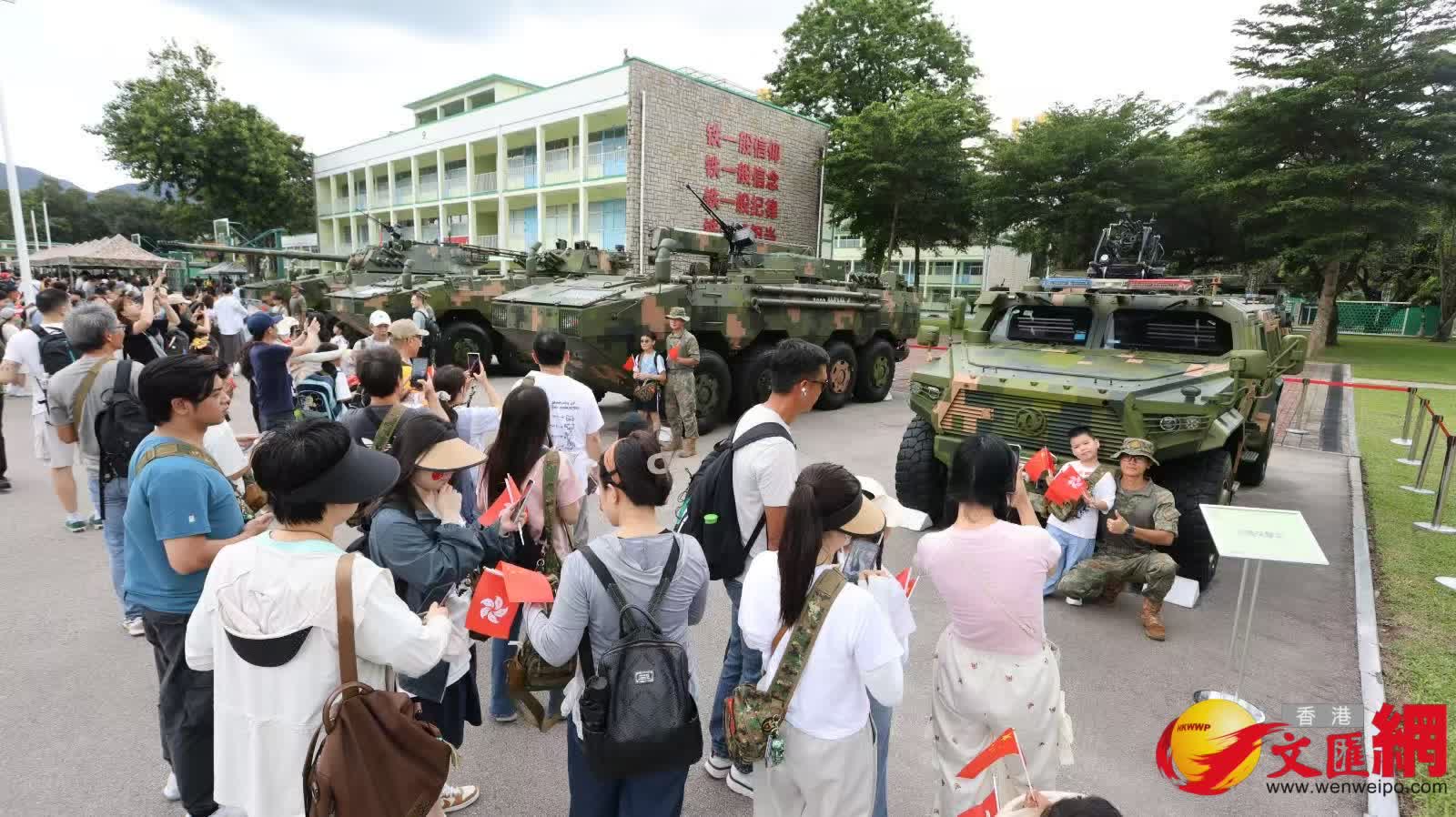 一連兩天開放日吸引大批市民參與，近距離感受祖國軍事力量的日益強大。 (受訪者提供)