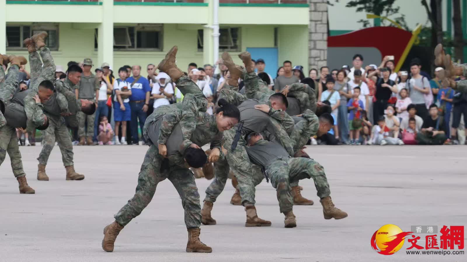 一連兩天開放日吸引大批市民參與，近距離感受祖國軍事力量的日益強大。 (受訪者提供)