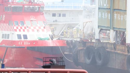 新油麻地避風塘貨船失火 消防撲熄暫無傷亡報告