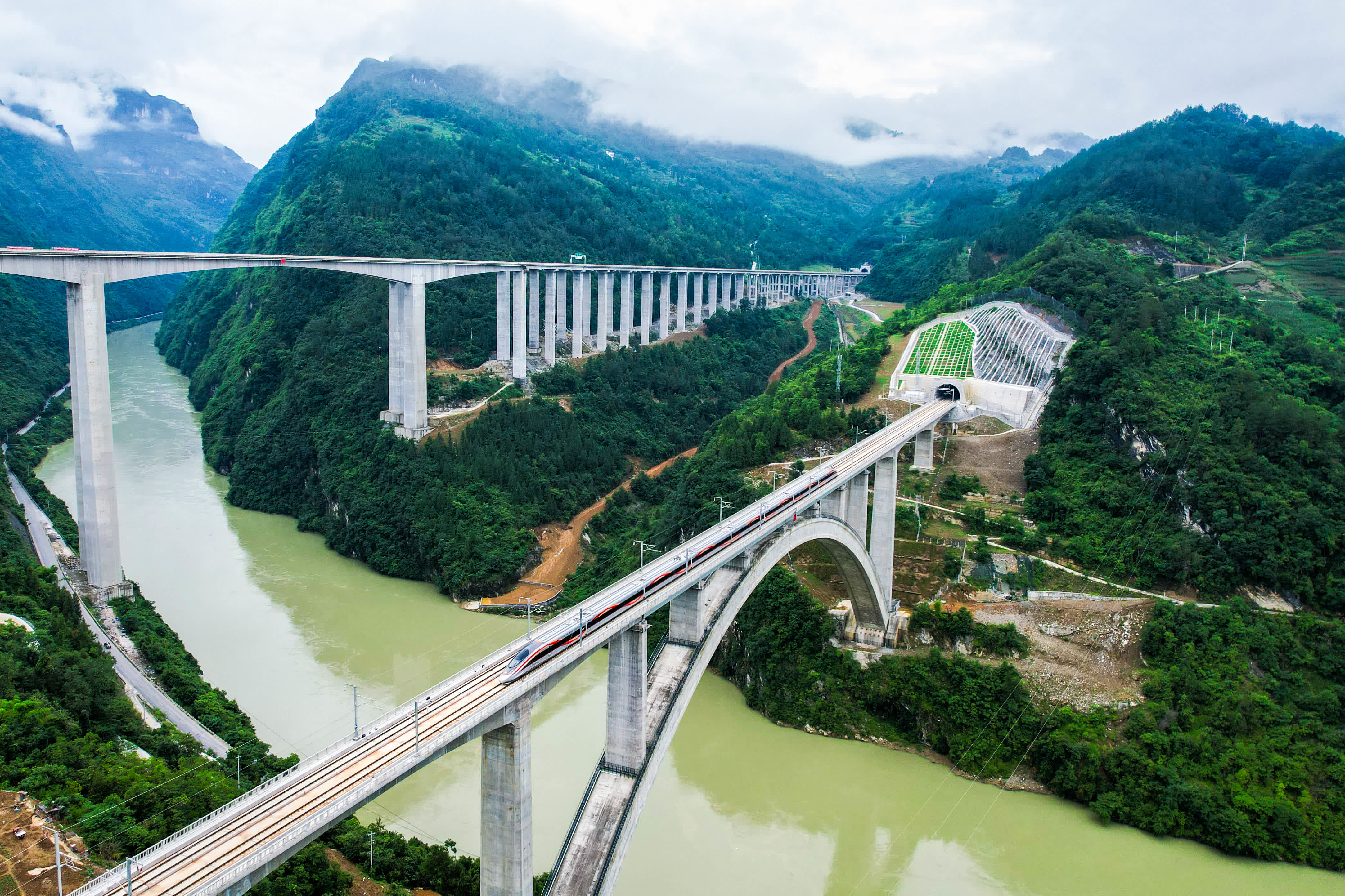 6月27日，首發高鐵班列駛過渝廈高鐵武隆黃草烏江特大橋。（新華社）