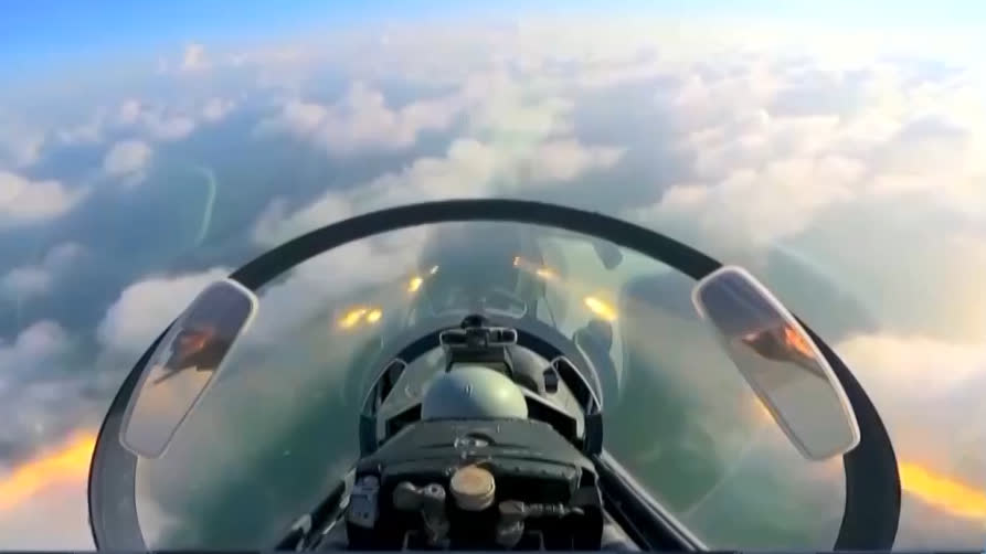 殲-16霸氣驅離外機！