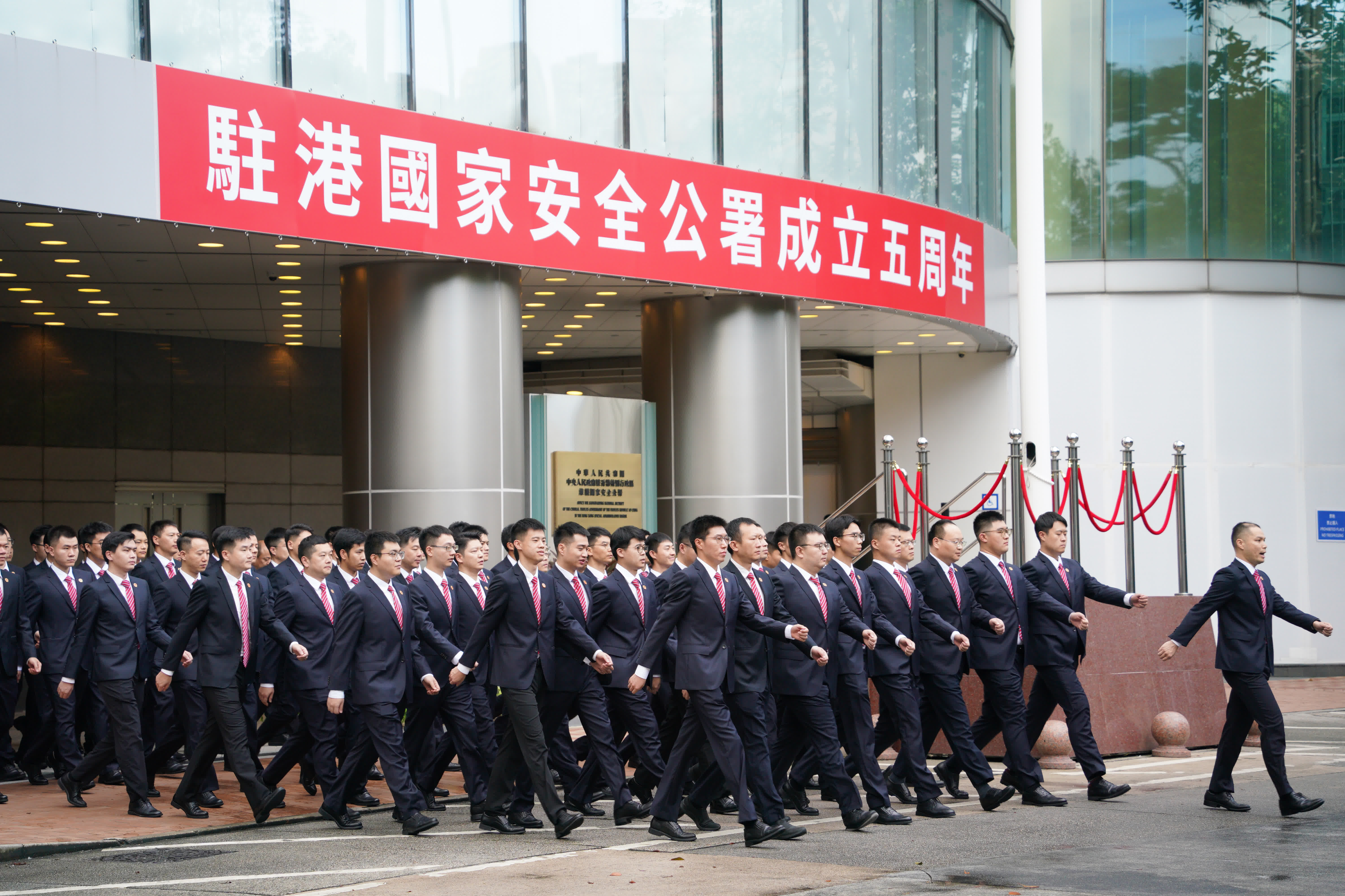 6月30日早上,駐港國安公署舉行成立五周年升國旗儀式。(大公文匯全媒體記者麥鈞傑攝) 6月30日早上,駐港國安公署舉行成立五周年升國旗儀式。(大公文匯全媒體記者麥鈞傑攝)