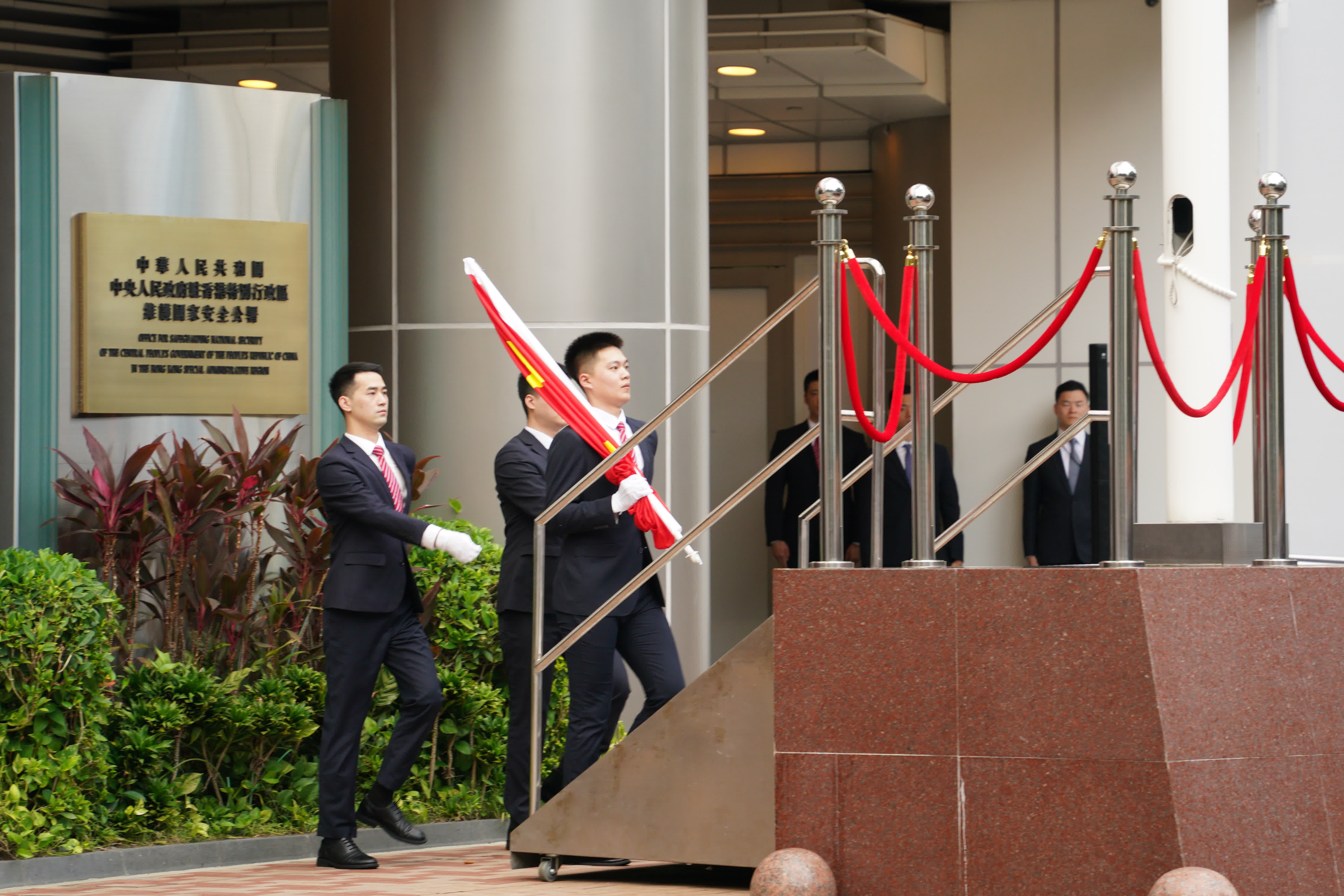 6月30日早上,駐港國安公署舉行成立五周年升國旗儀式。(大公文匯全媒體記者麥鈞傑攝) 6月30日早上,駐港國安公署舉行成立五周年升國旗儀式。(大公文匯全媒體記者麥鈞傑攝)