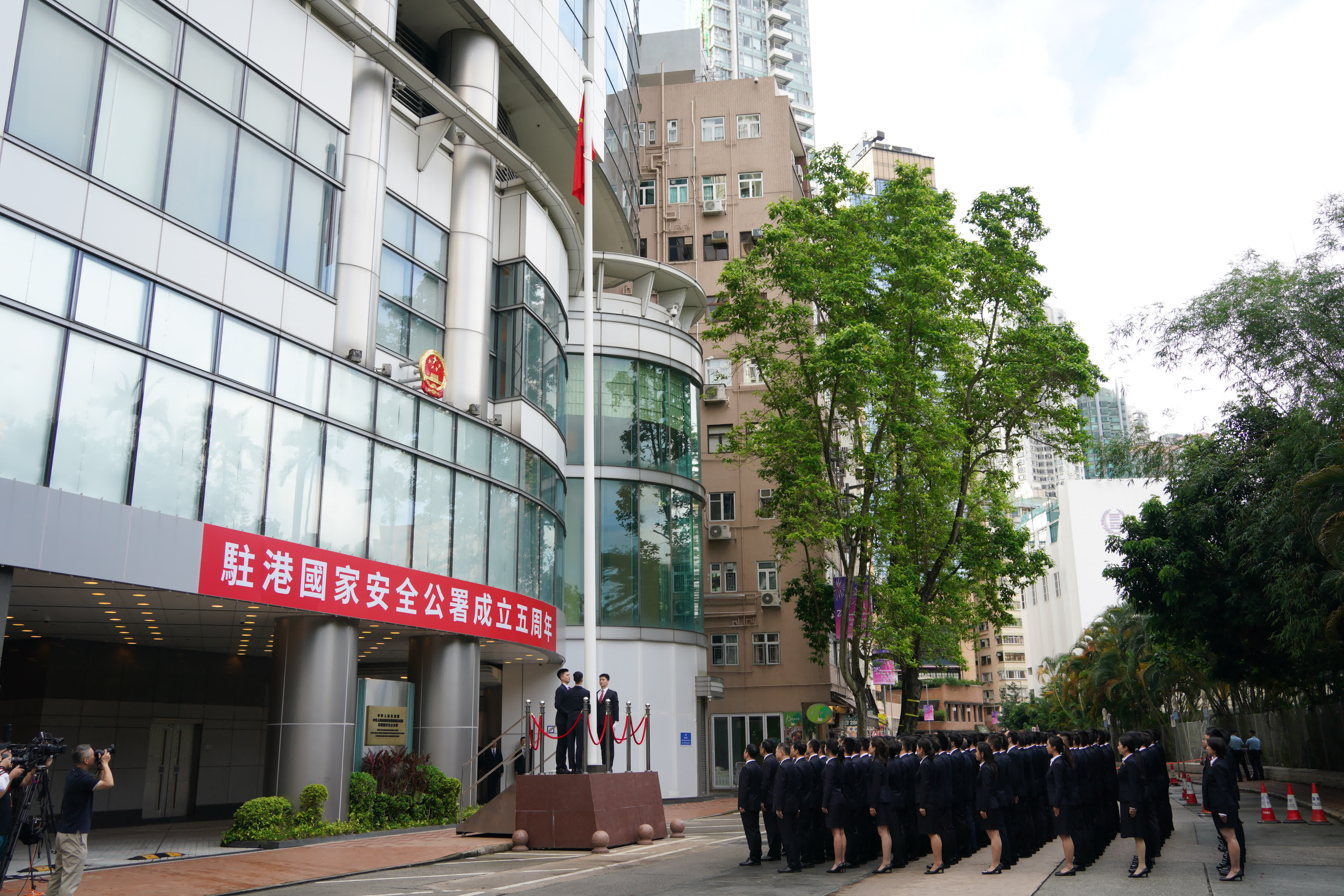 6月30日早上,駐港國安公署舉行成立五周年升國旗儀式。(大公文匯全媒體記者麥鈞傑攝) 6月30日早上,駐港國安公署舉行成立五周年升國旗儀式。(大公文匯全媒體記者麥鈞傑攝)