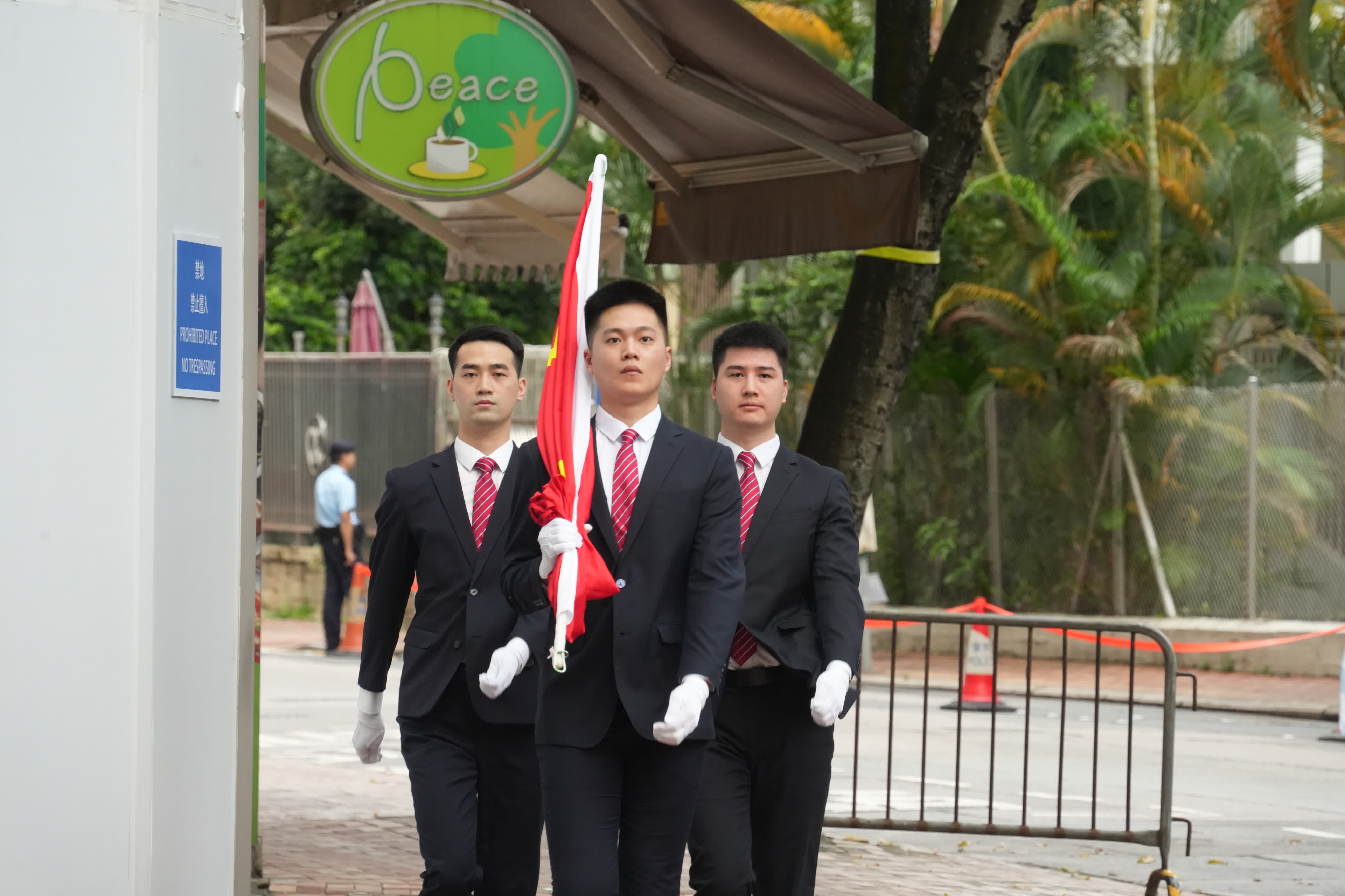 6月30日早上,駐港國安公署舉行成立五周年升國旗儀式。(大公文匯全媒體記者麥鈞傑攝) 6月30日早上,駐港國安公署舉行成立五周年升國旗儀式。(大公文匯全媒體記者麥鈞傑攝)